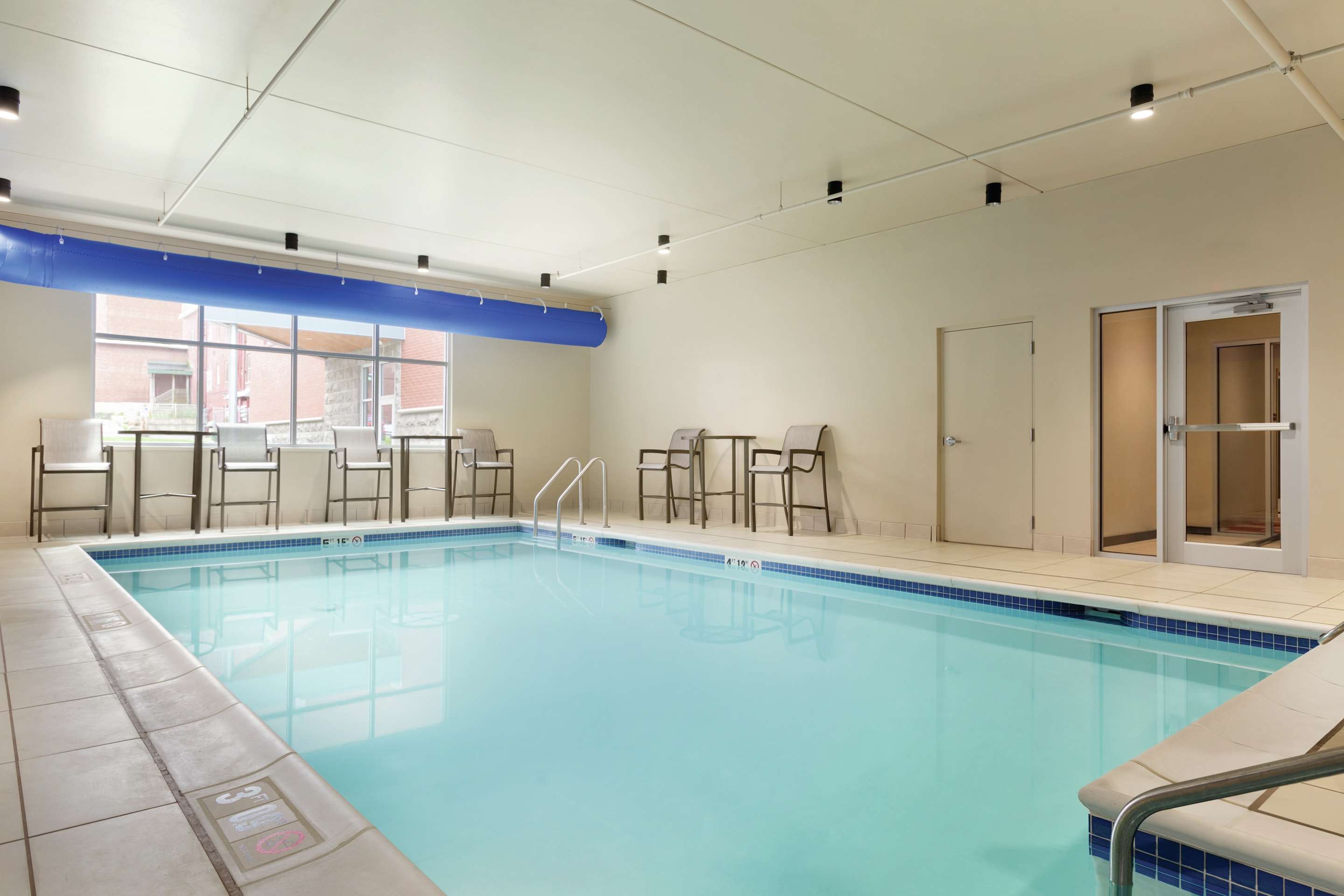 Pool | Hampton Inn St. Albans