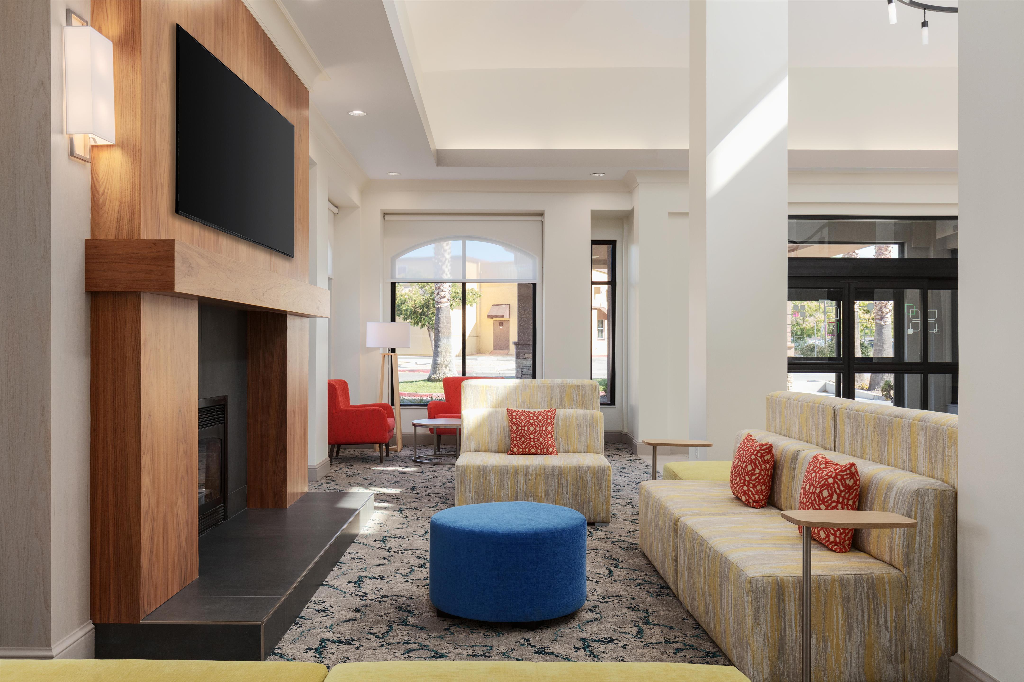 Lobby | Hilton Garden Inn Palmdale