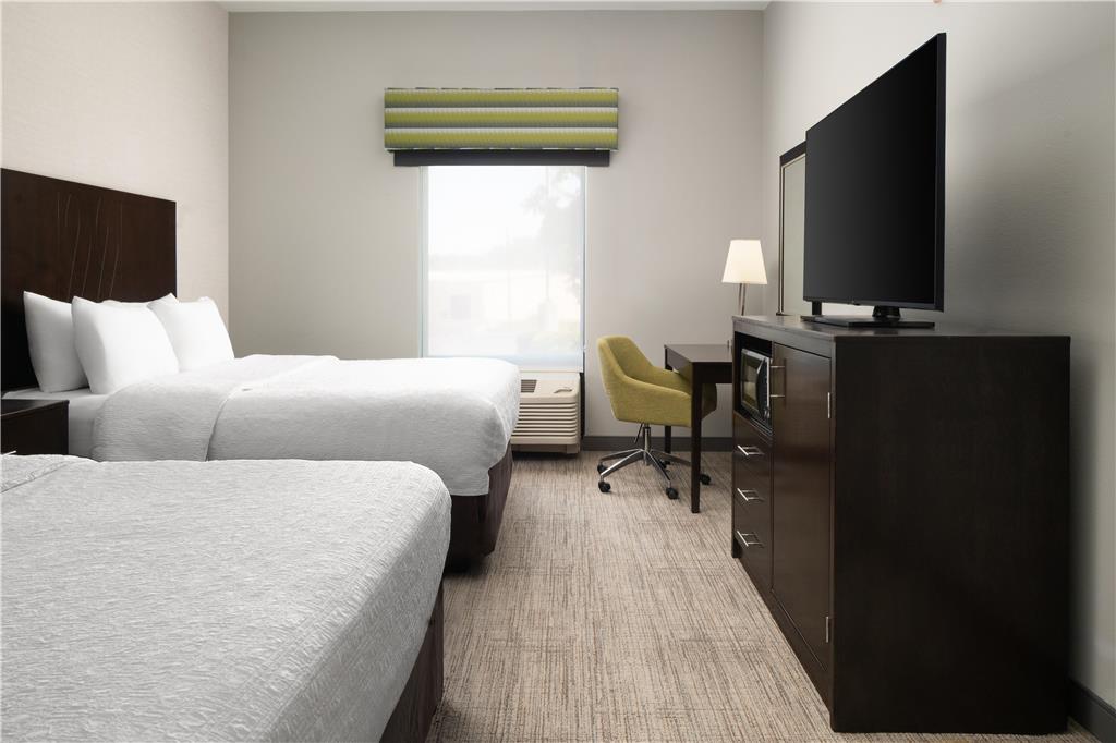 HAMPTON INN FAIRMONT-guestroom-Guest Room,On-Site.jpg