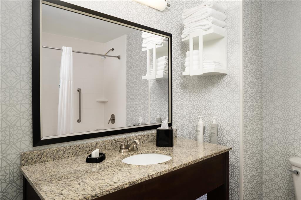 HAMPTON INN FAIRMONT-guestroom-Guest Room,Bathroom,On-Site.jpg