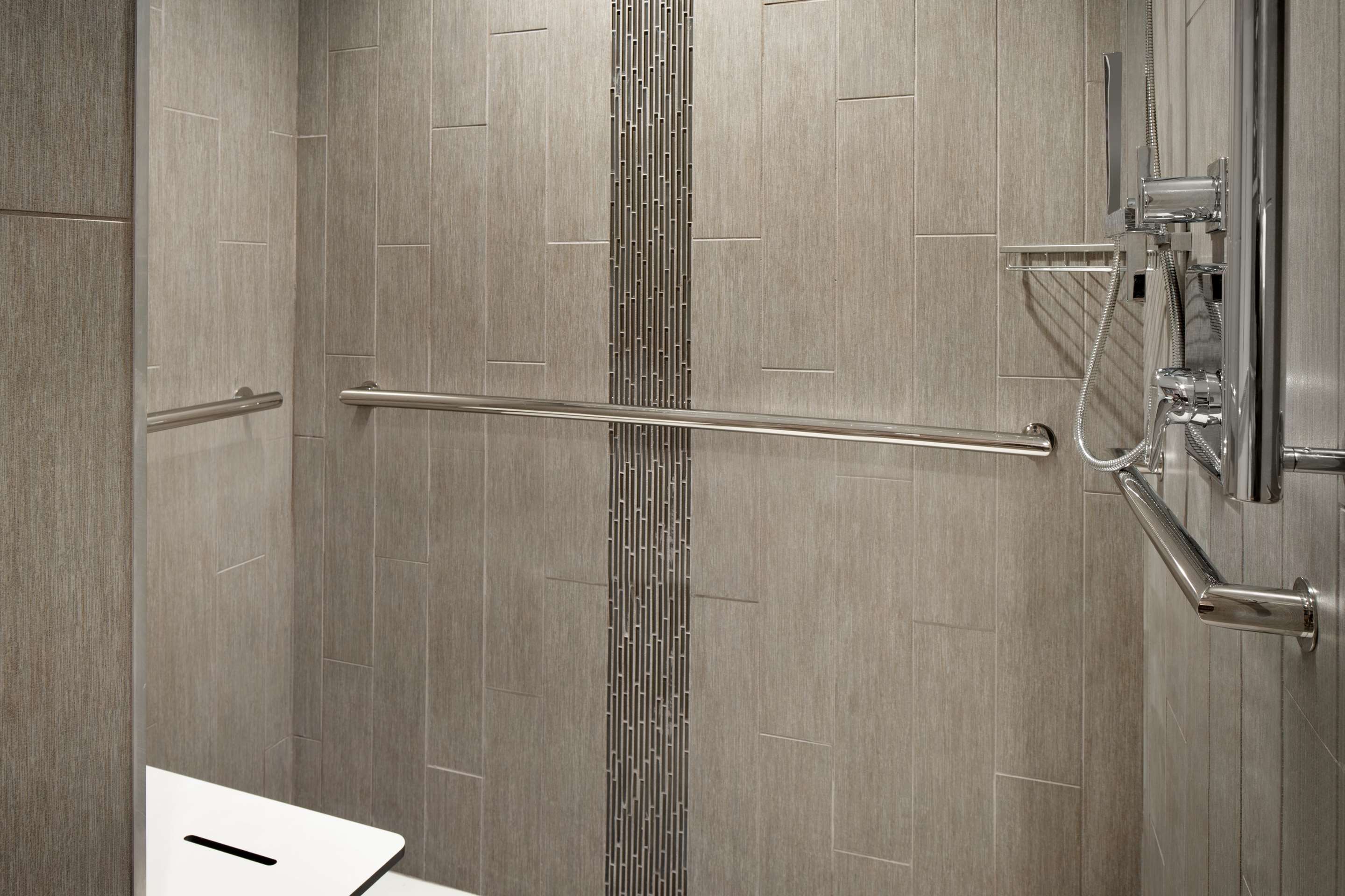 Guest room bath