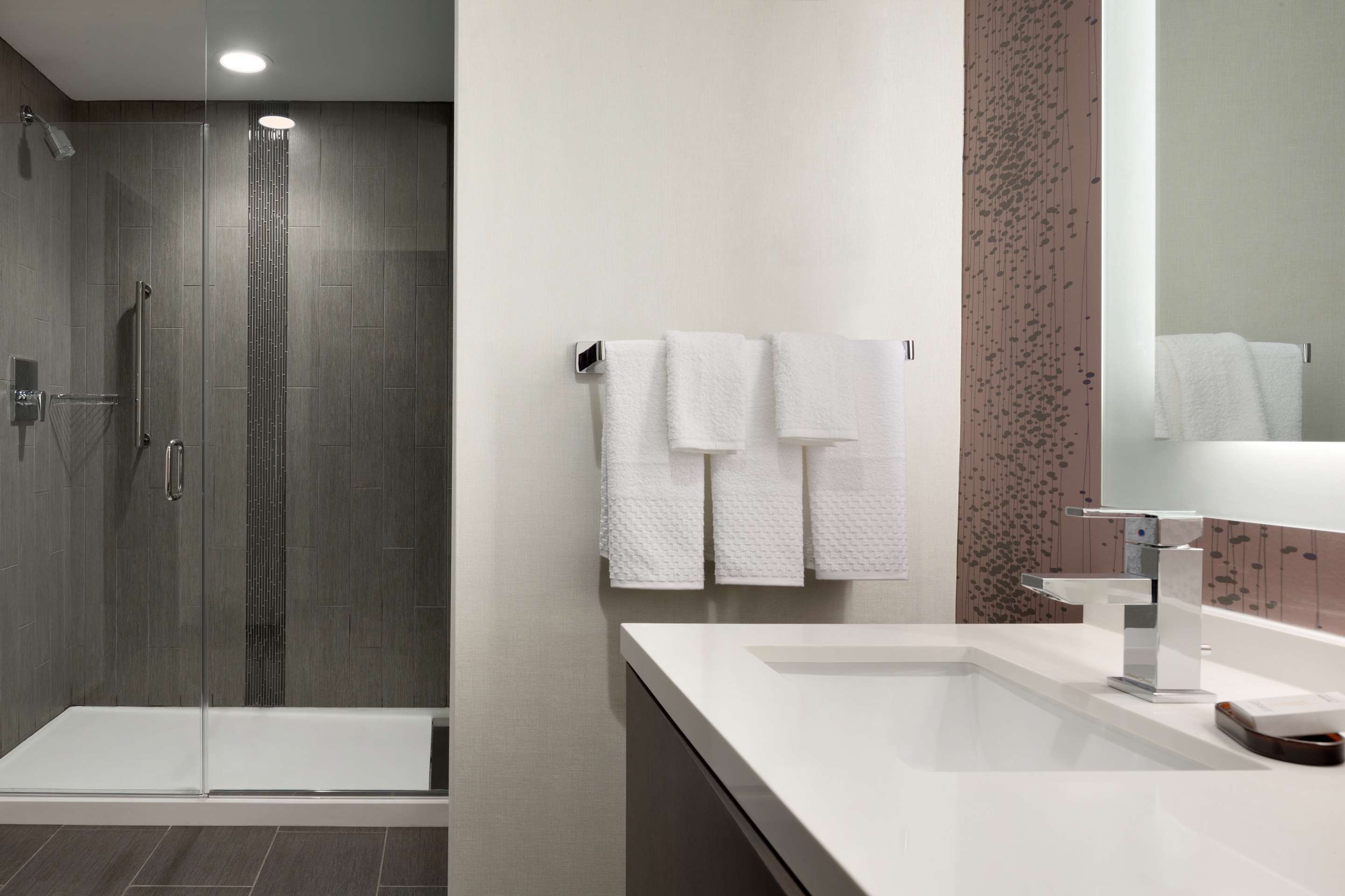 Guest room bath