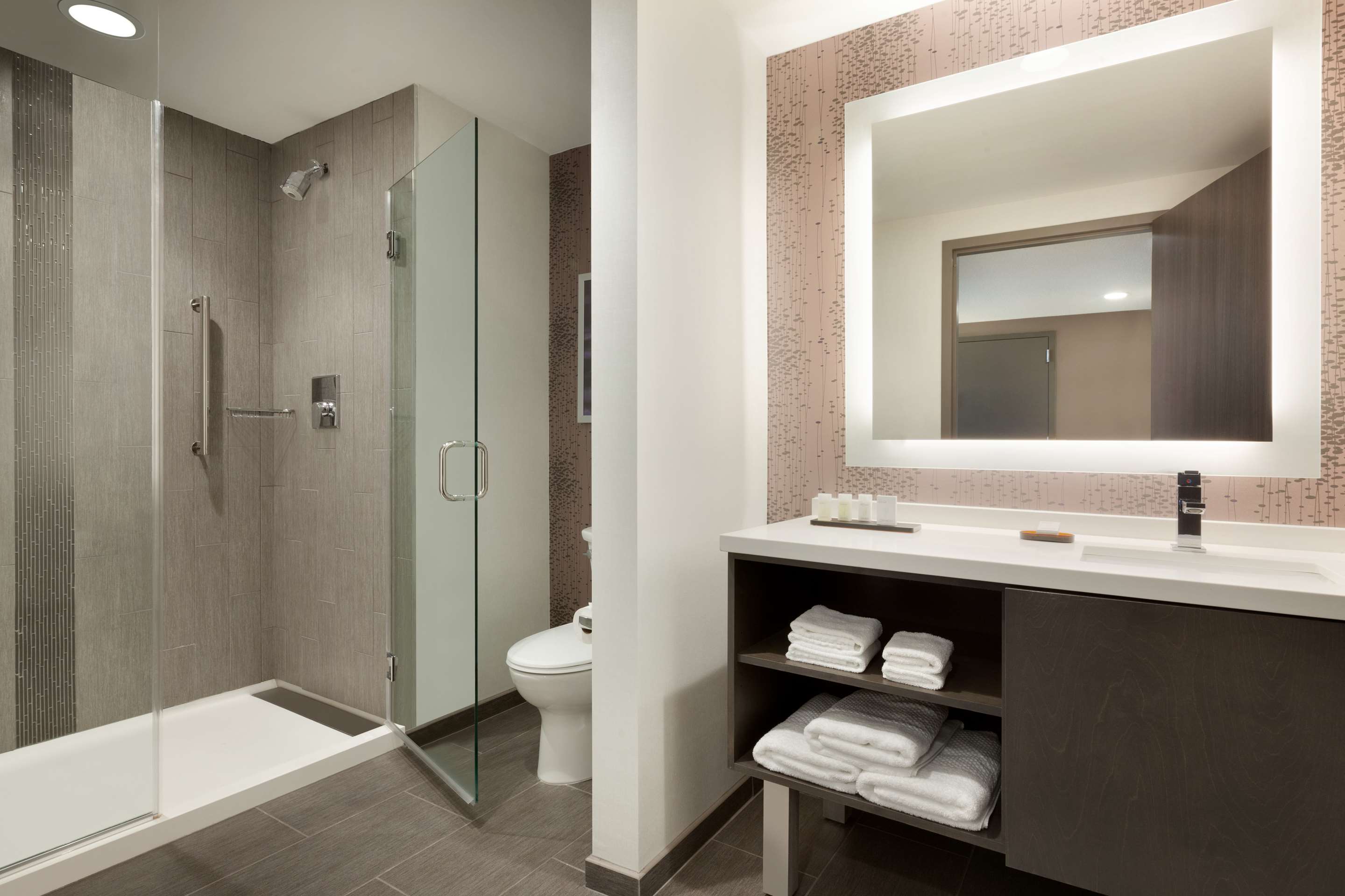 Guest room bath
