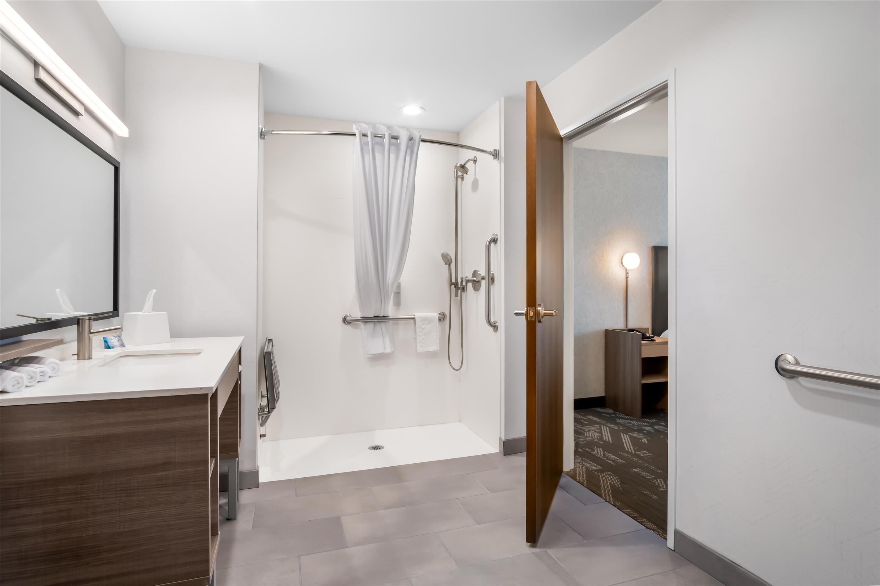 Guest room bath