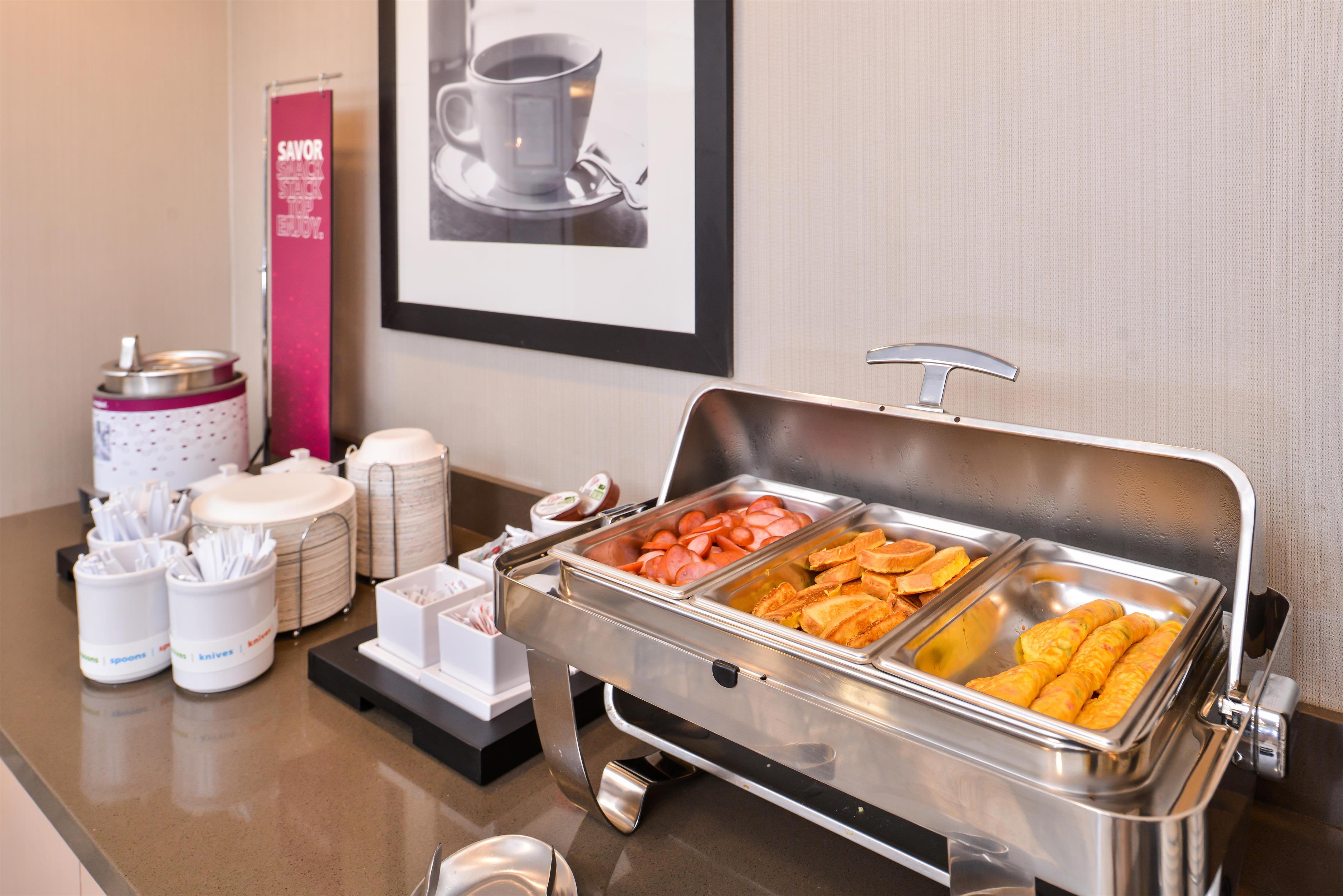 Breakfast Area | Hampton Inn & Suites Altoona-Des Moines