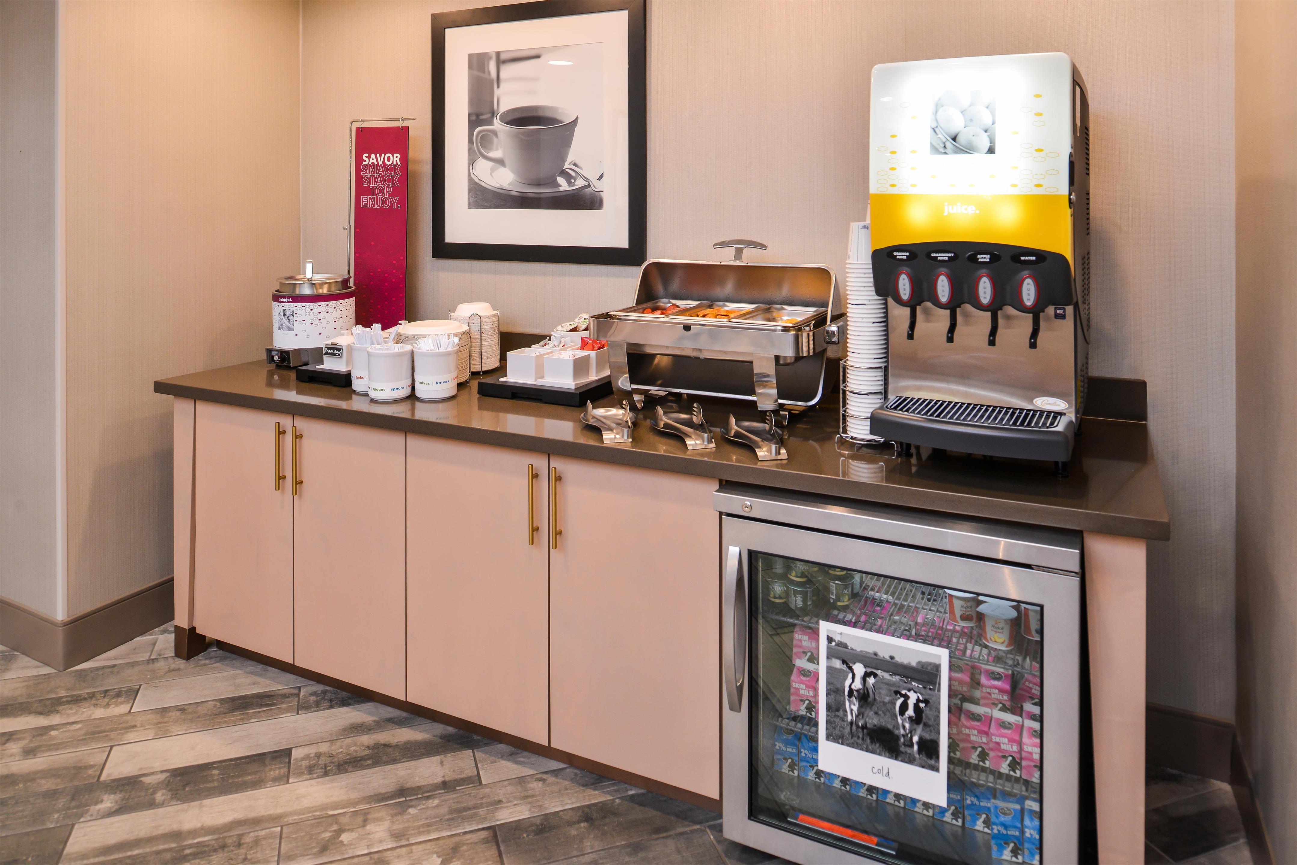 Breakfast Area | Hampton Inn & Suites Altoona-Des Moines