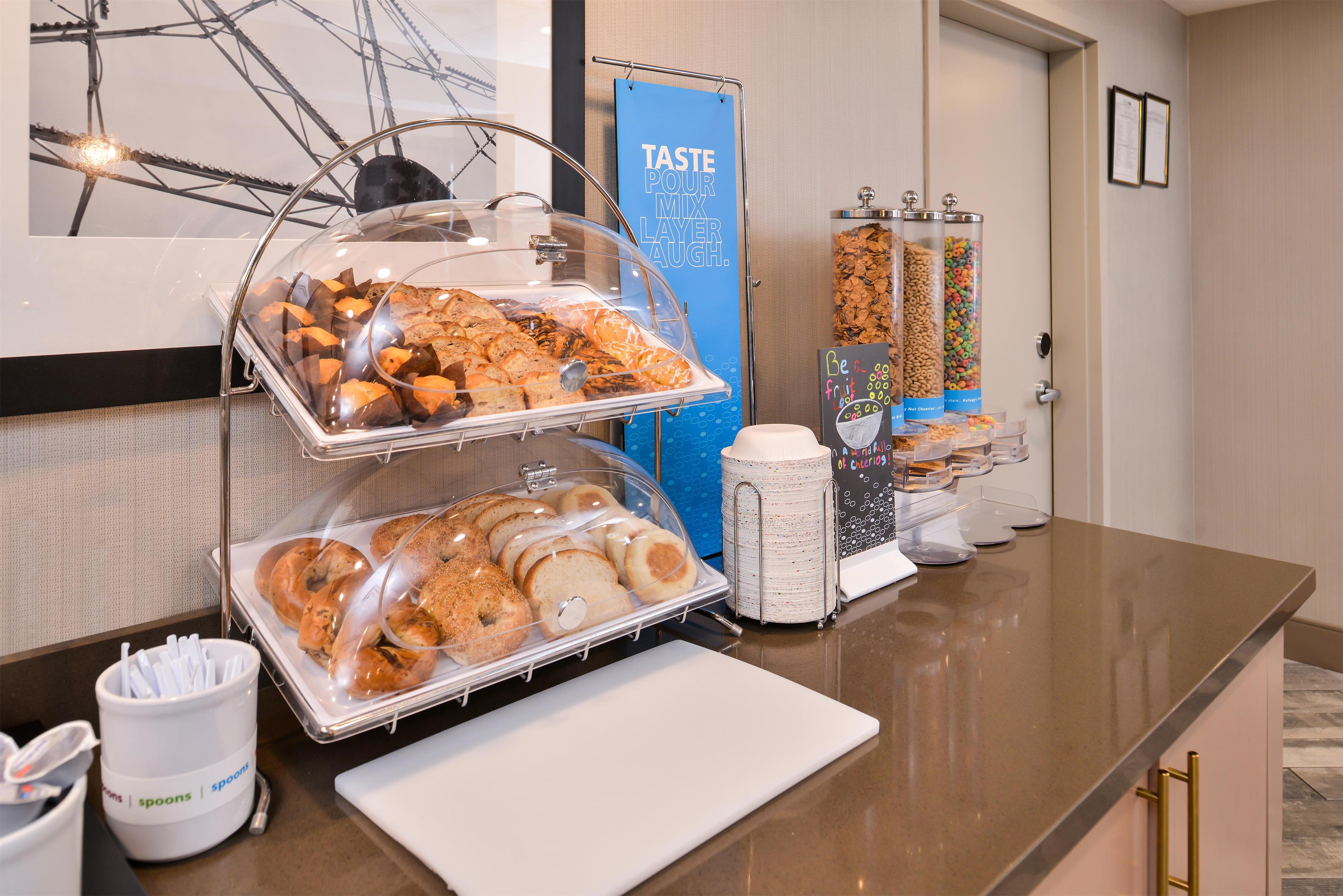 Breakfast Area | Hampton Inn & Suites Altoona-Des Moines