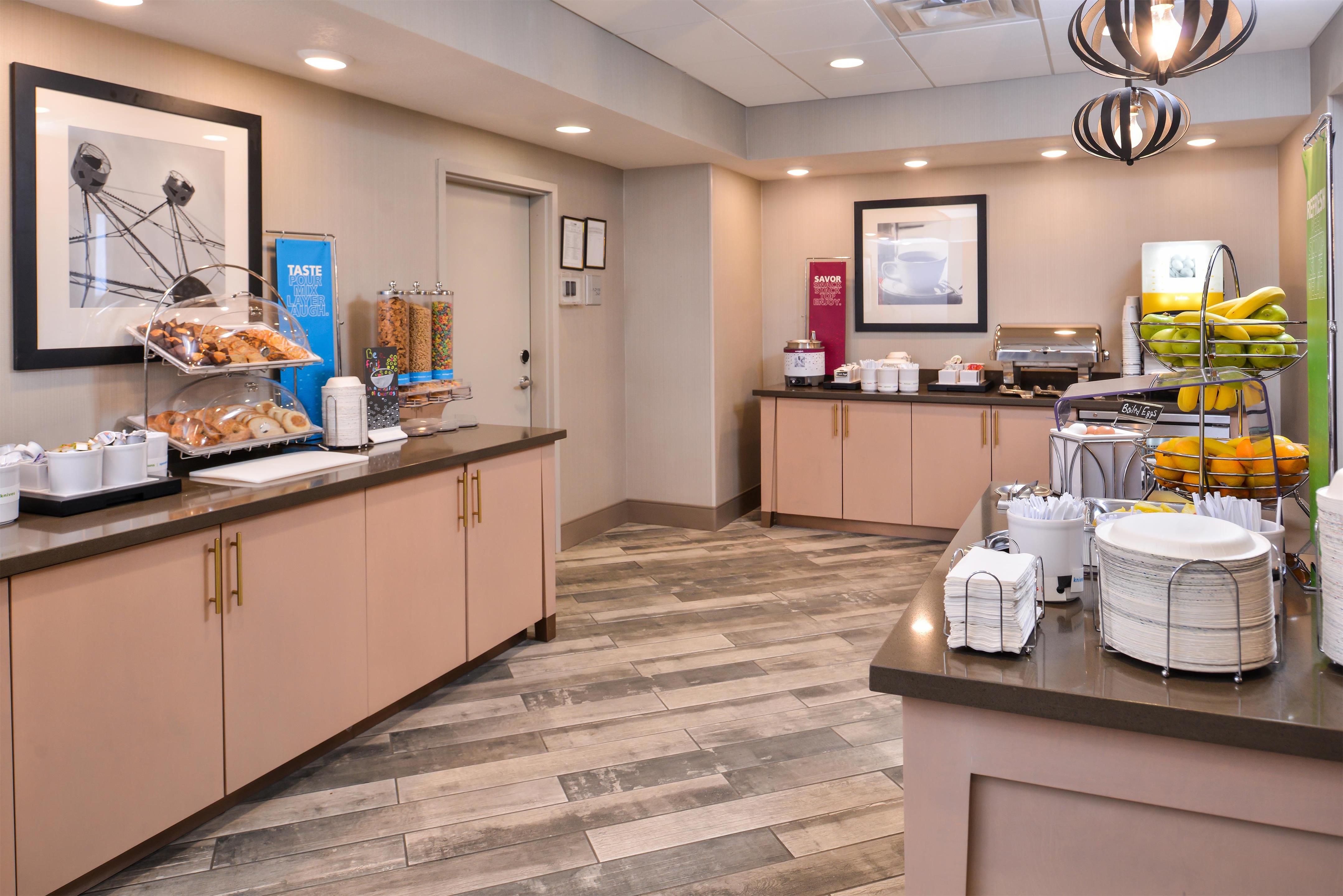 Breakfast Area | Hampton Inn & Suites Altoona-Des Moines