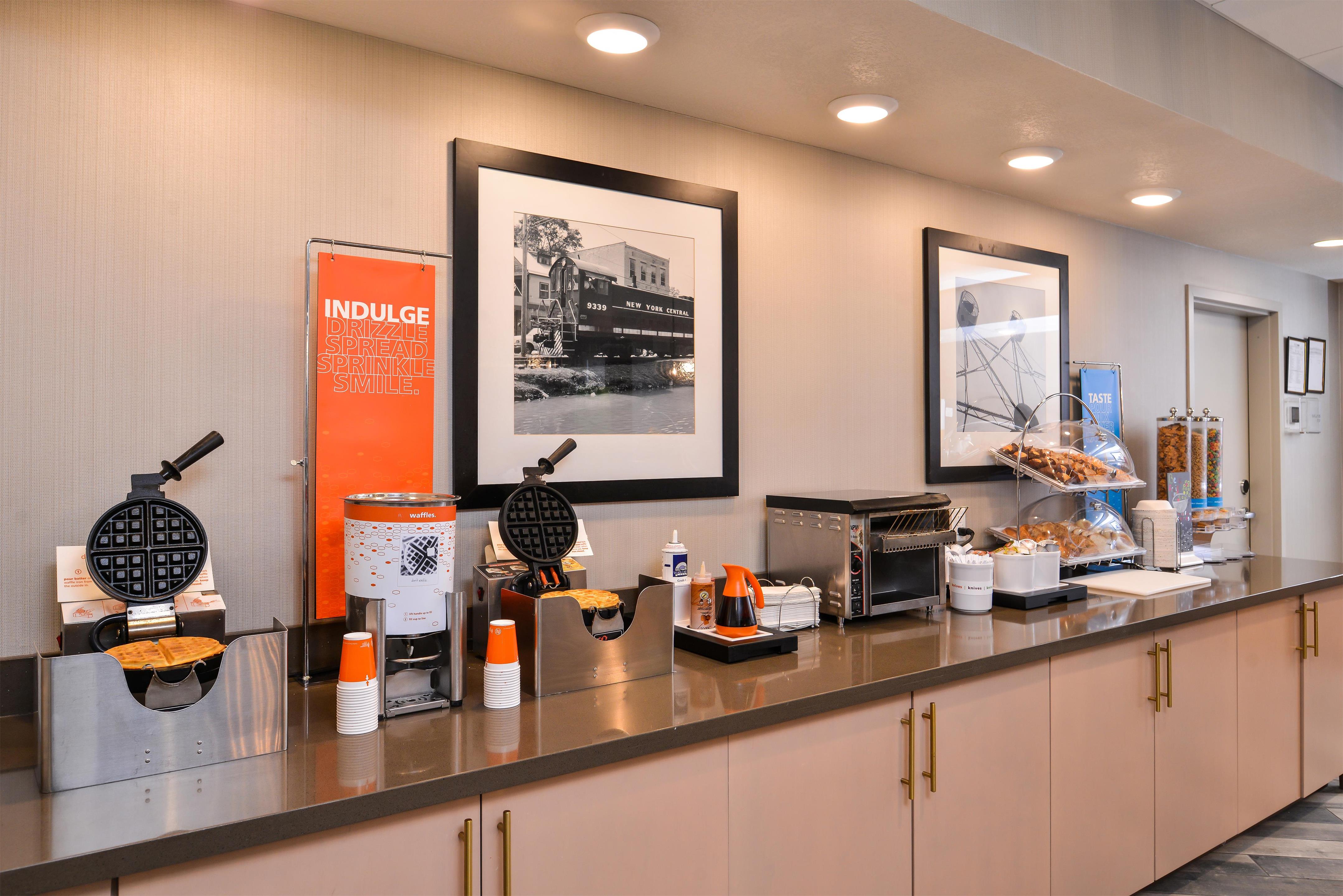 Breakfast Area | Hampton Inn & Suites Altoona-Des Moines