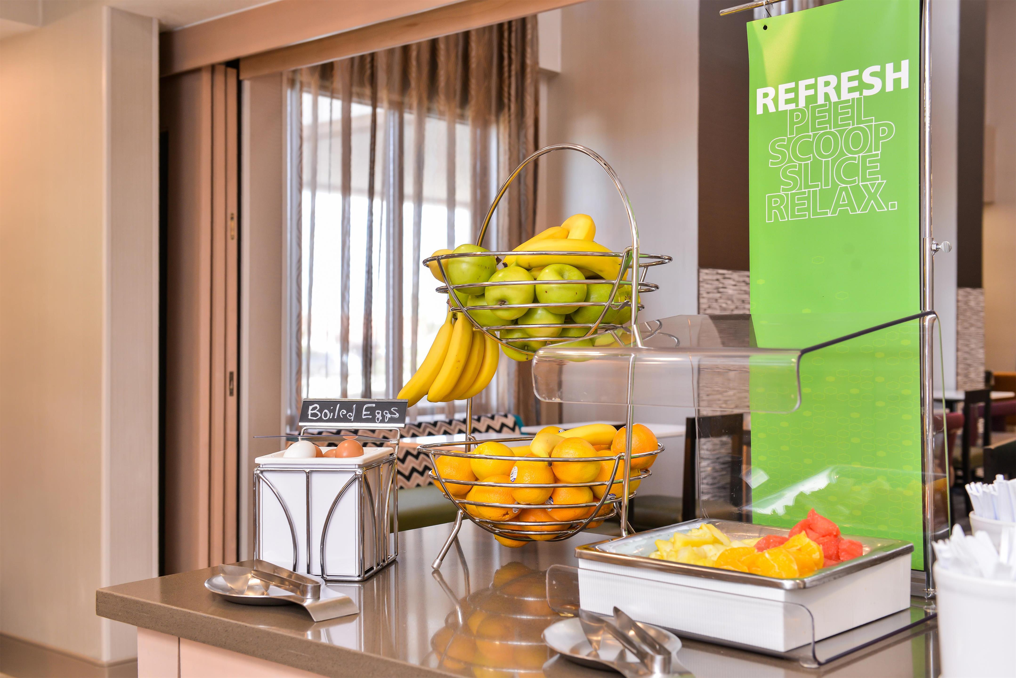 Breakfast Area | Hampton Inn & Suites Altoona-Des Moines