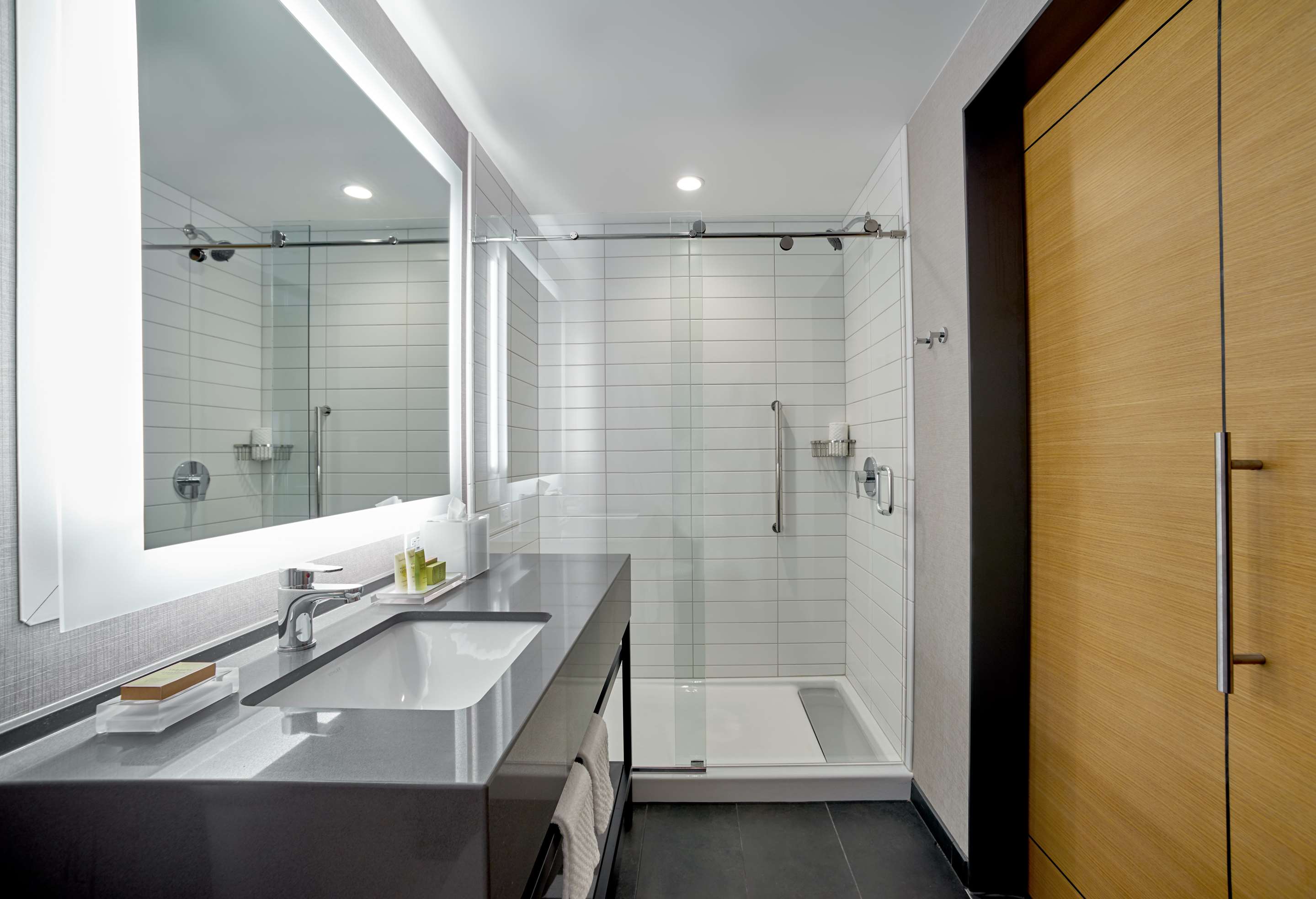 Guest room bath