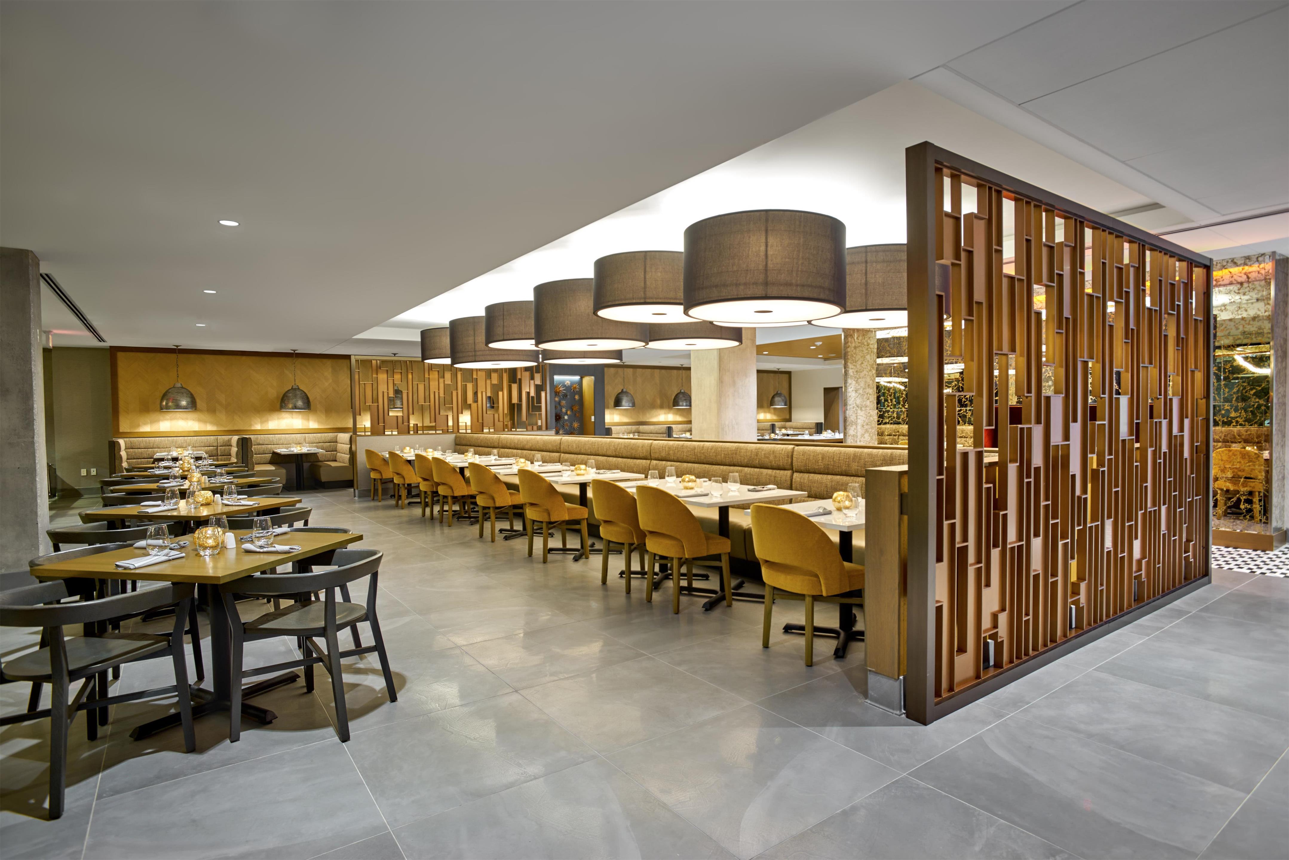 Breakfast Area | Hilton Des Moines Downtown