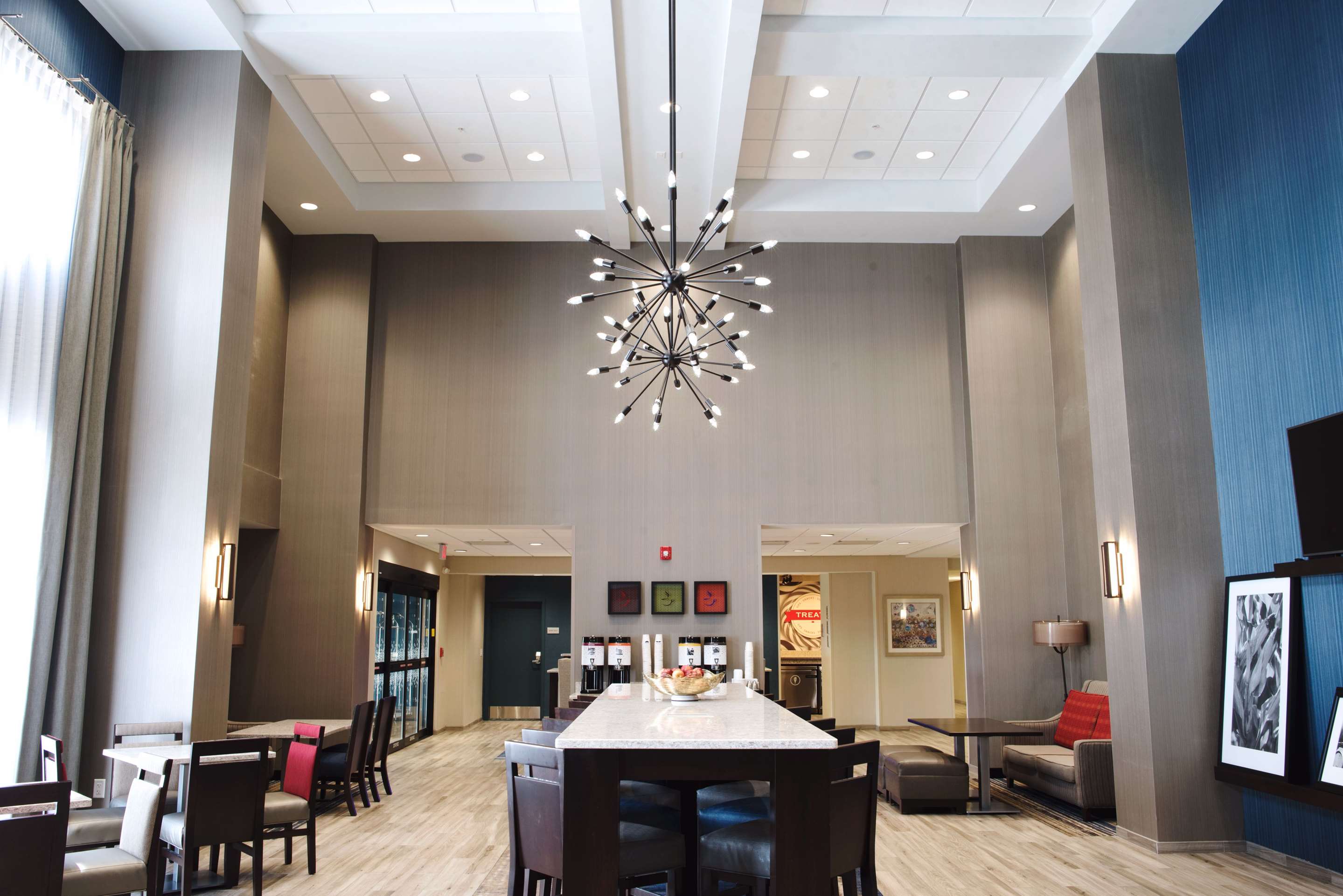 Lobby | Hampton Inn & Suites Des Moines/Urbandale Ia