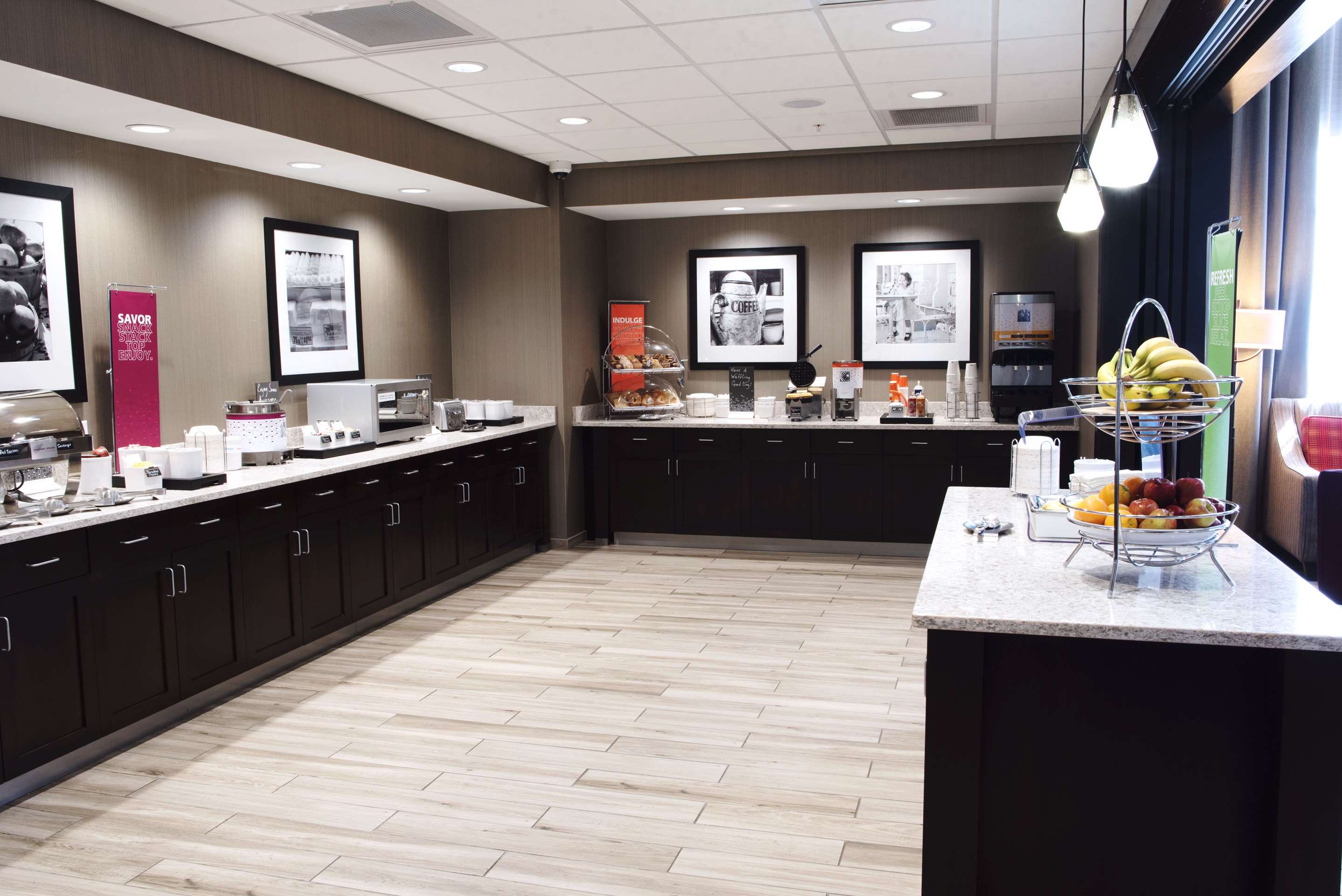Breakfast Area | Hampton Inn & Suites Des Moines/Urbandale Ia