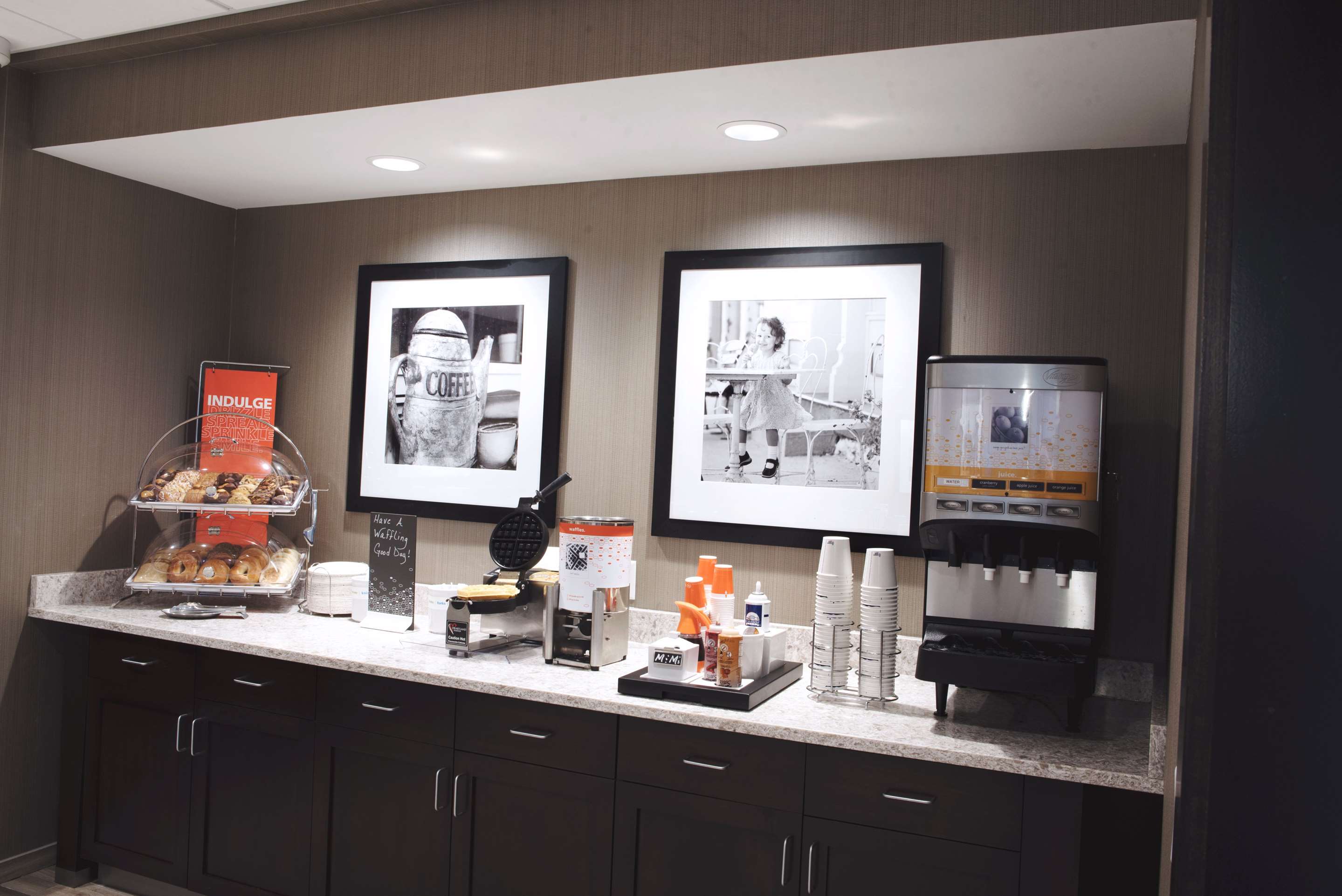 Breakfast Area | Hampton Inn & Suites Des Moines/Urbandale Ia