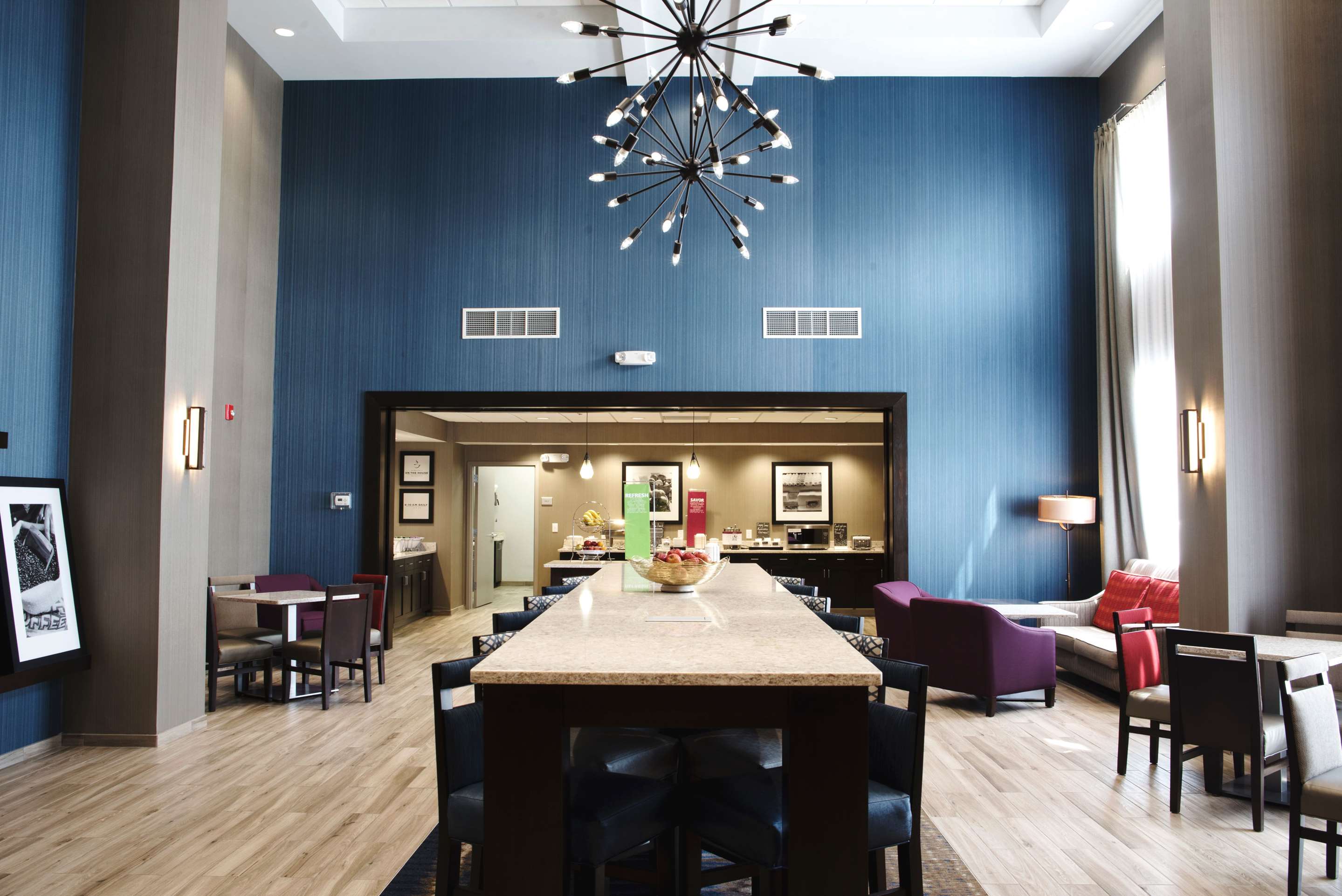 Breakfast Area | Hampton Inn & Suites Des Moines/Urbandale Ia