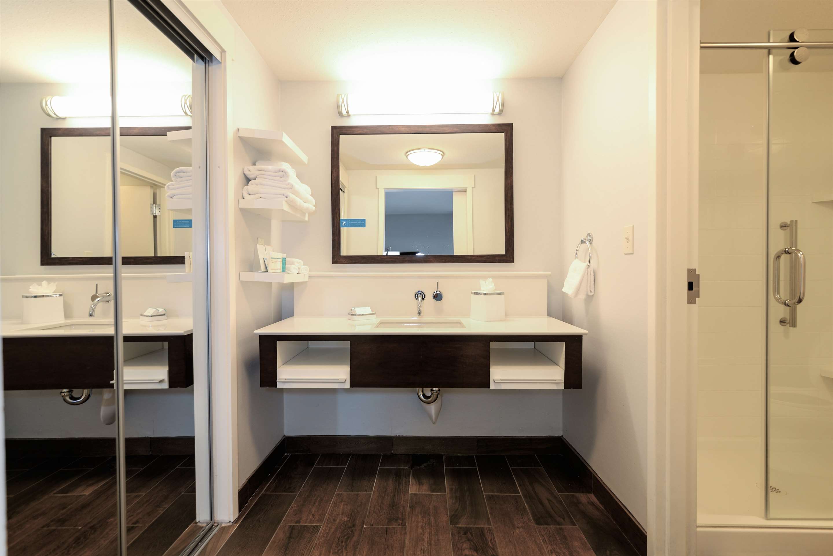 Guest room bath