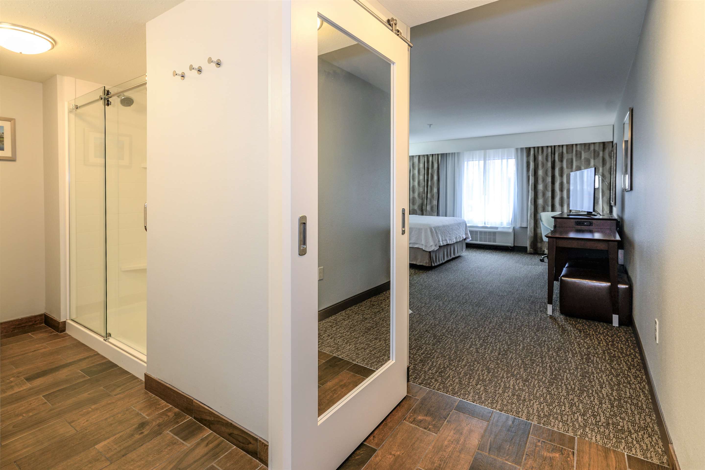 Guest room bath