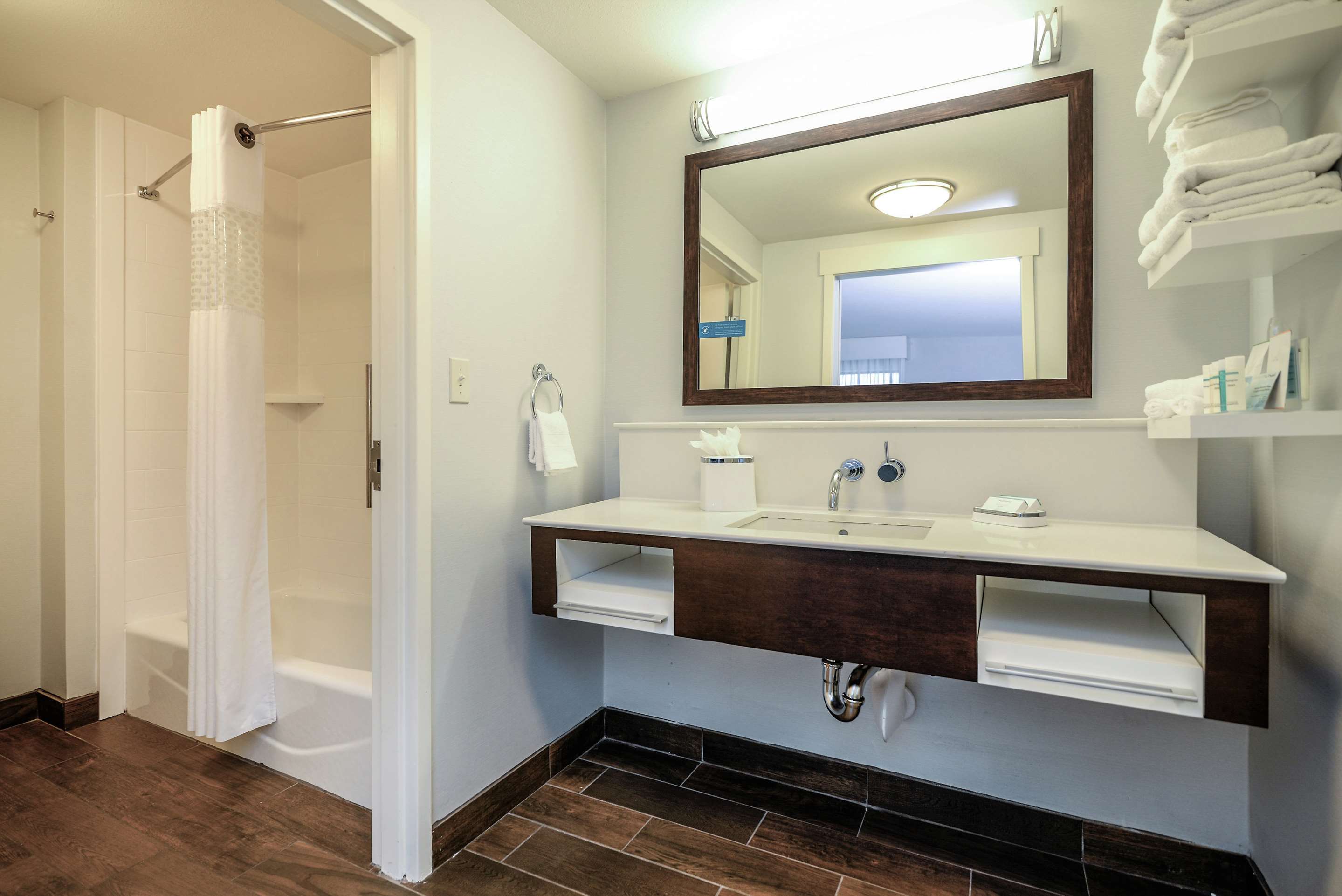 Guest room bath