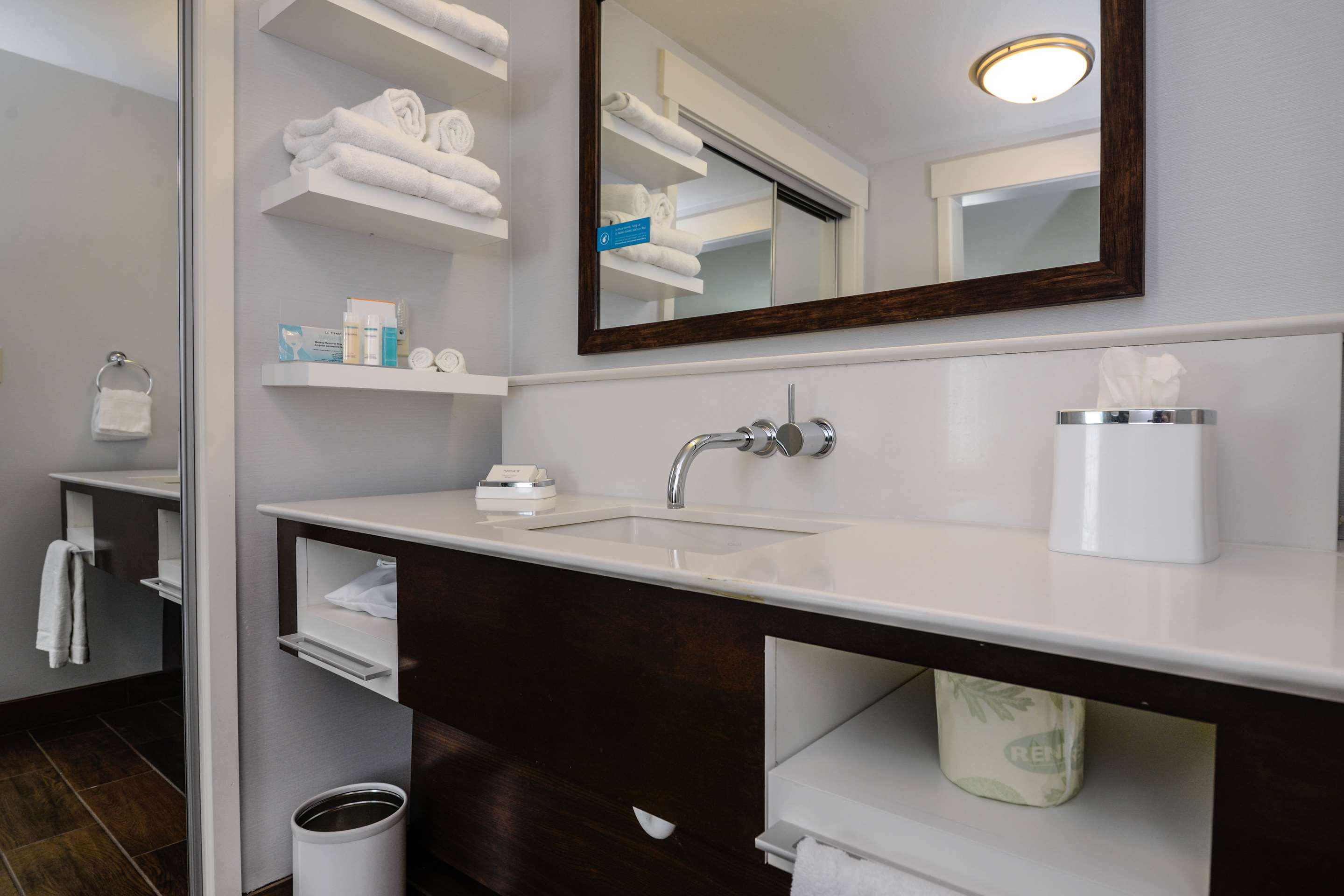 Guest room bath