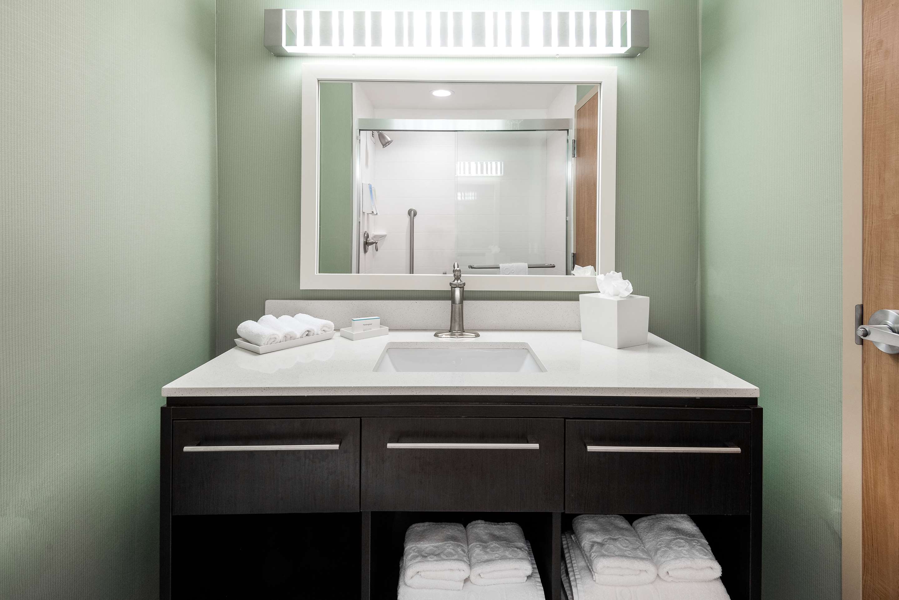 Guest room bath