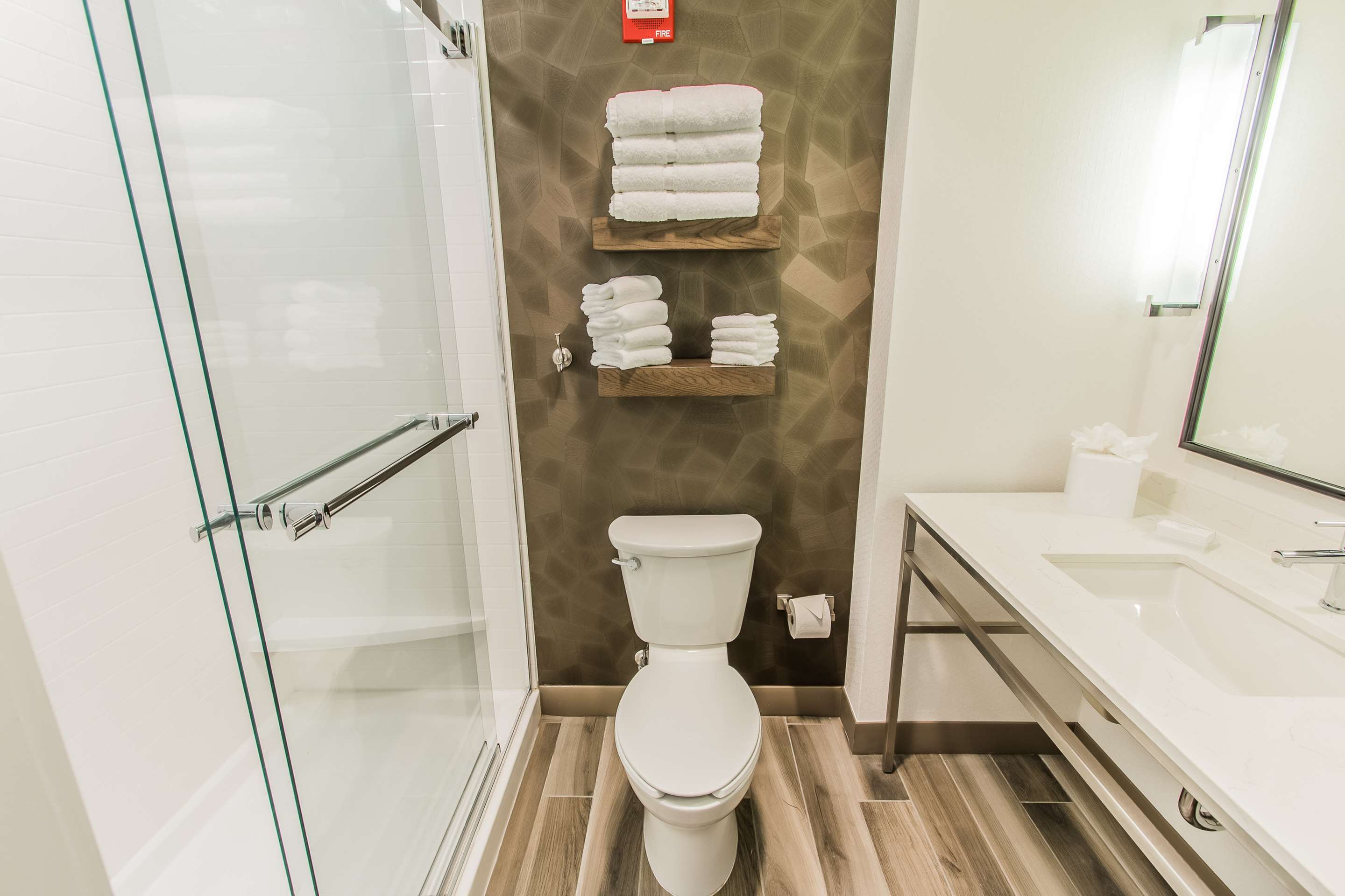 Guest room bath