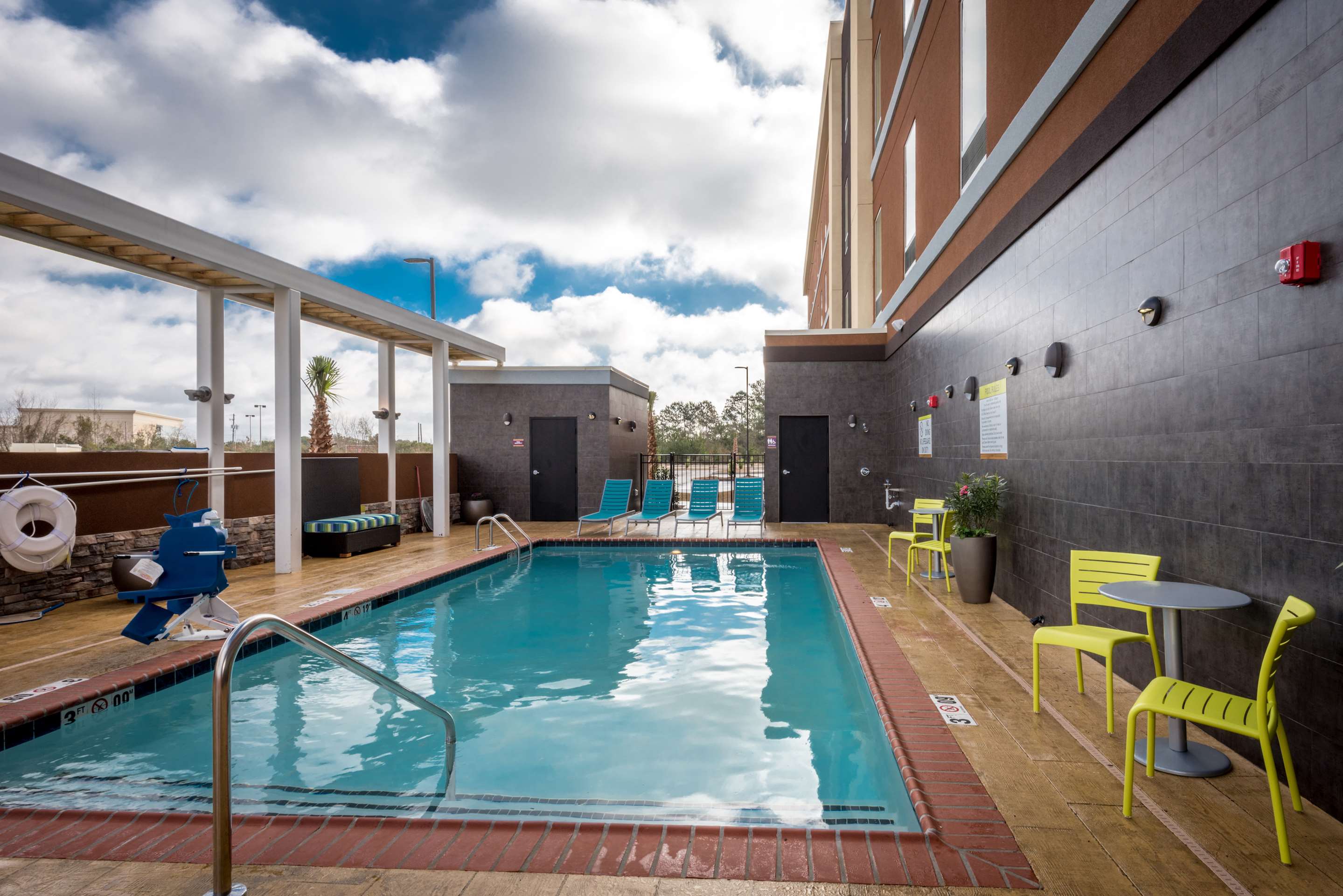 Pool | Home2 Suites by Hilton Gulfport I-10