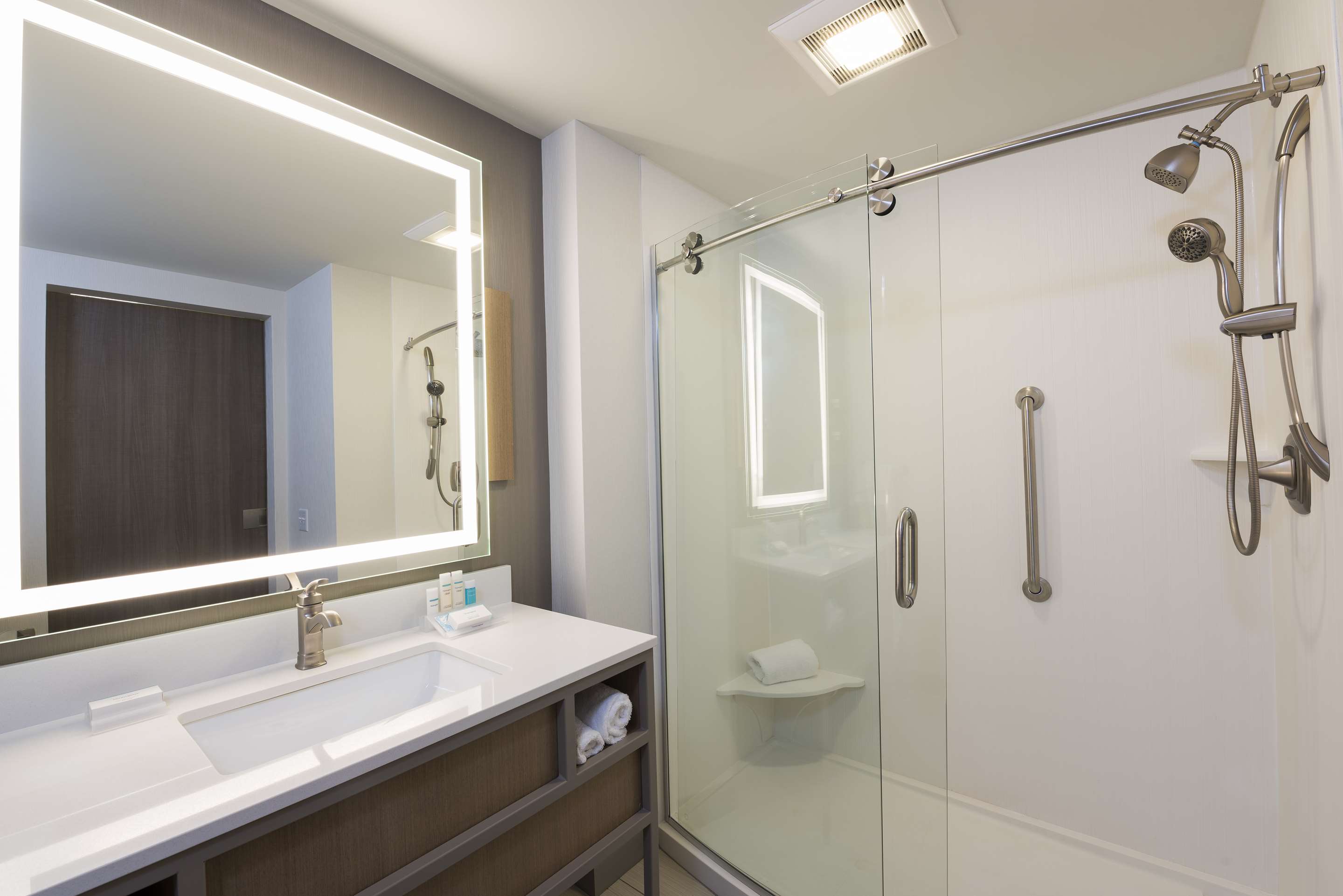 Guest room bath