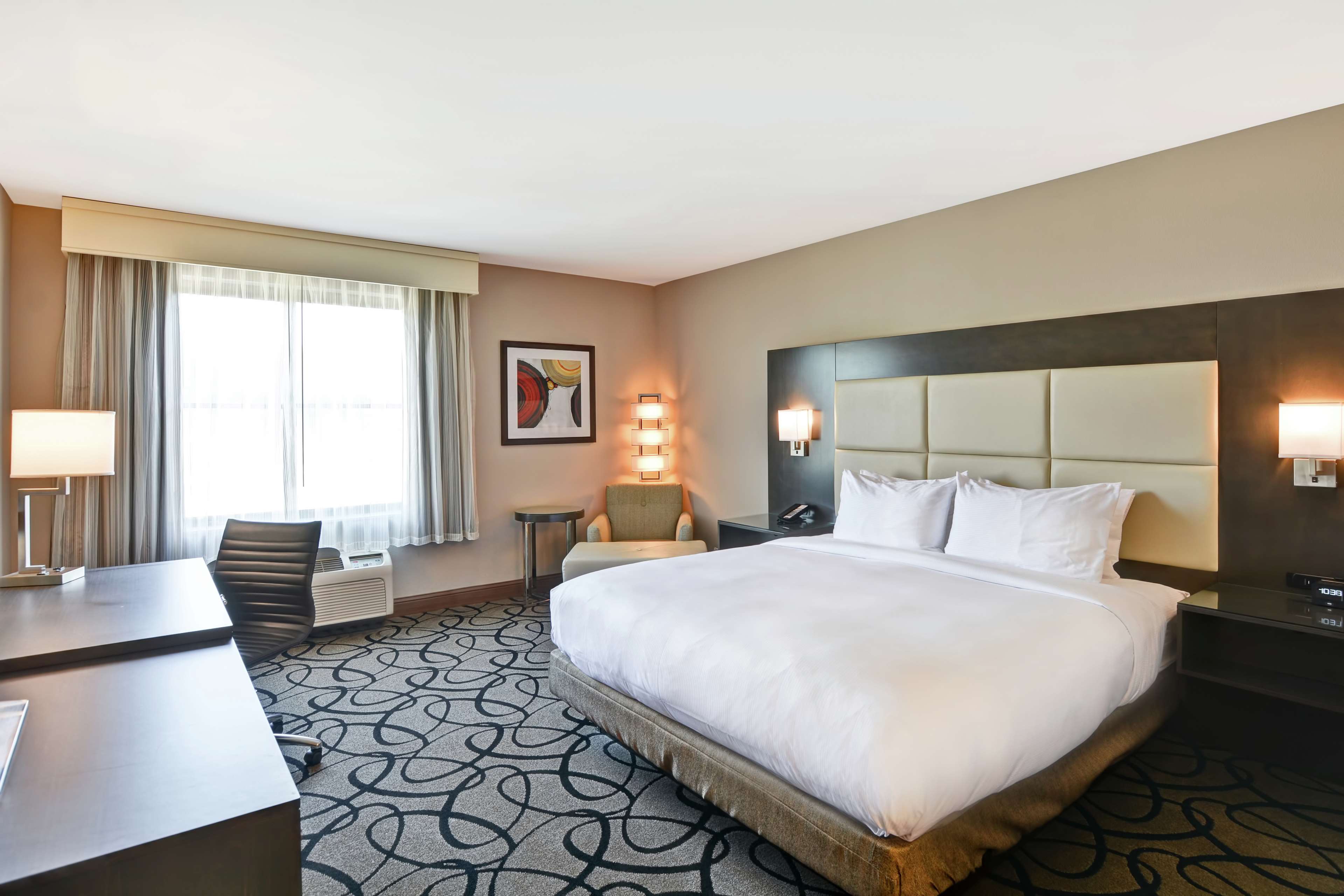 Doubletree by Hilton Hattiesburg, MS Room Type - 1 KING MOB HEAR ACC RIS