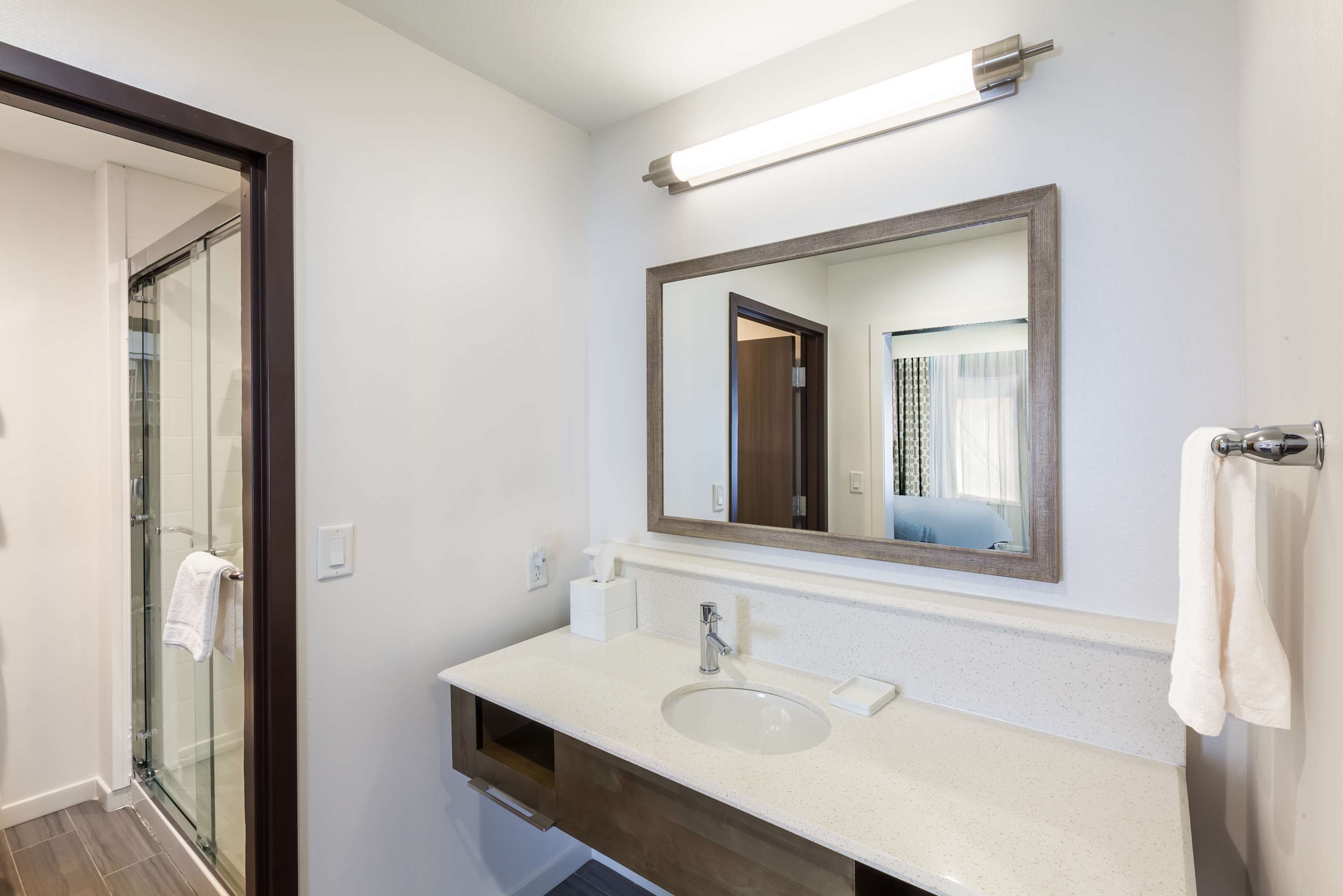 Guest room bath