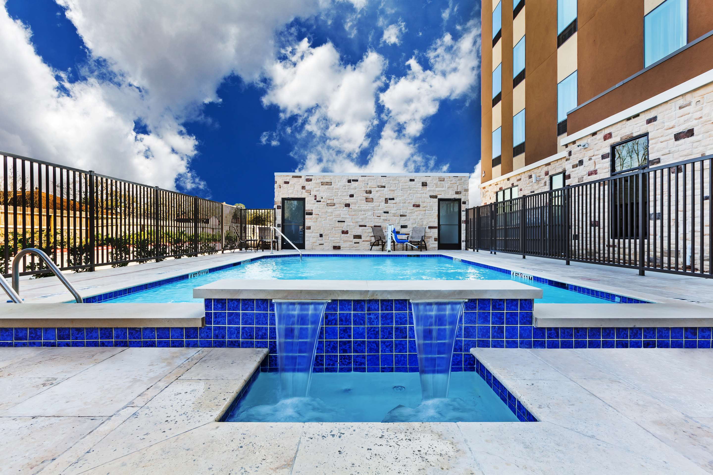 Pool | Hampton Inn & Suites Houston/Atascocita