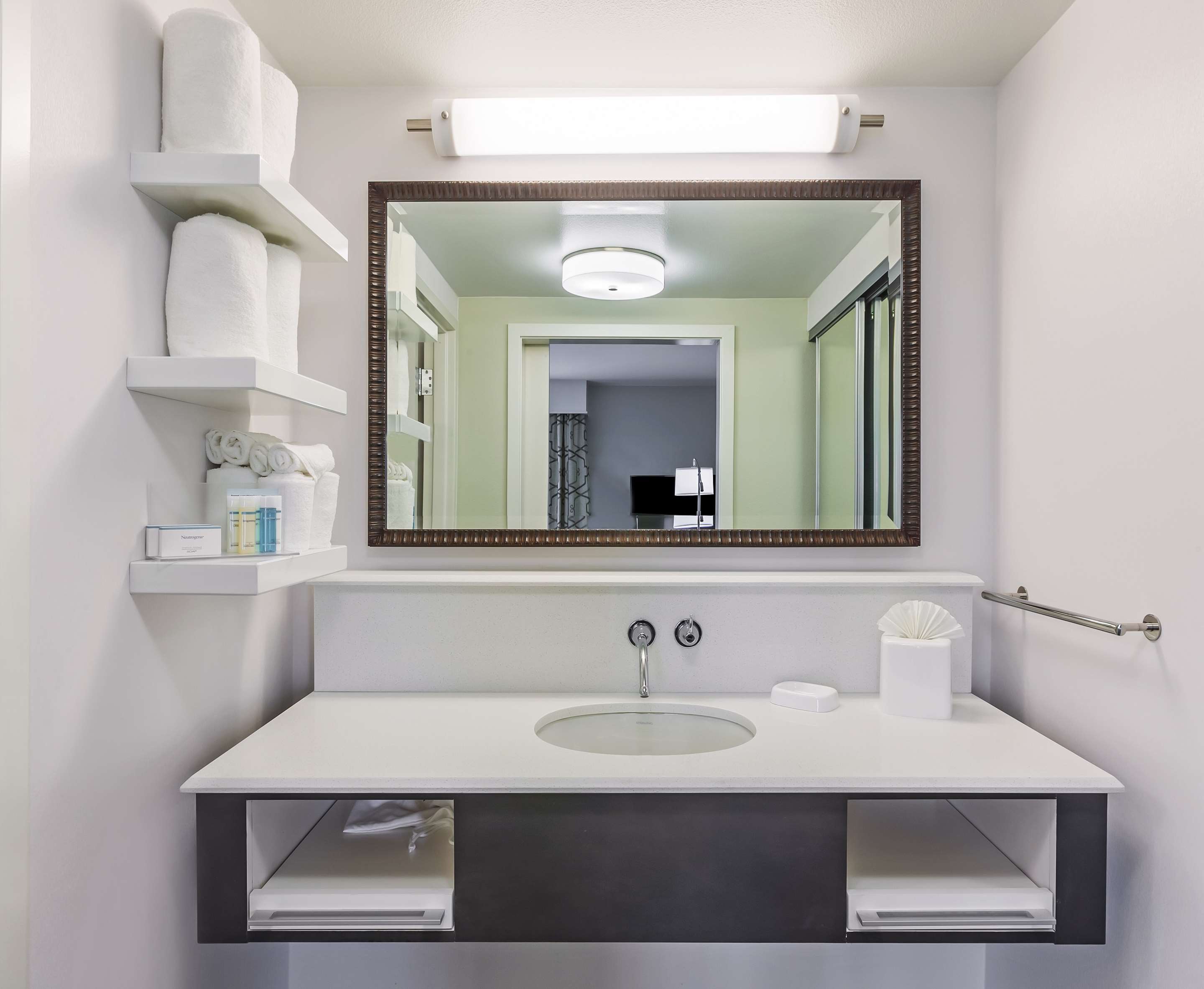 Guest room bath
