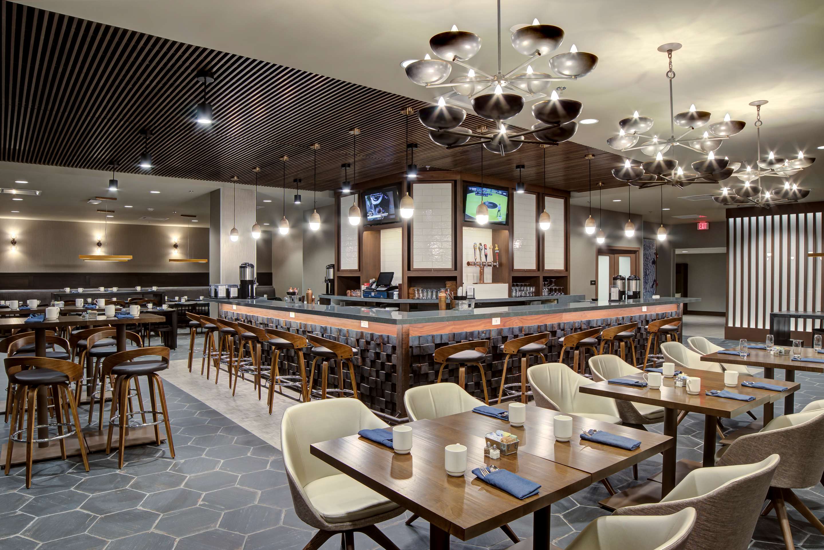 Restaurant | Doubletree by Hilton Harrisonburg