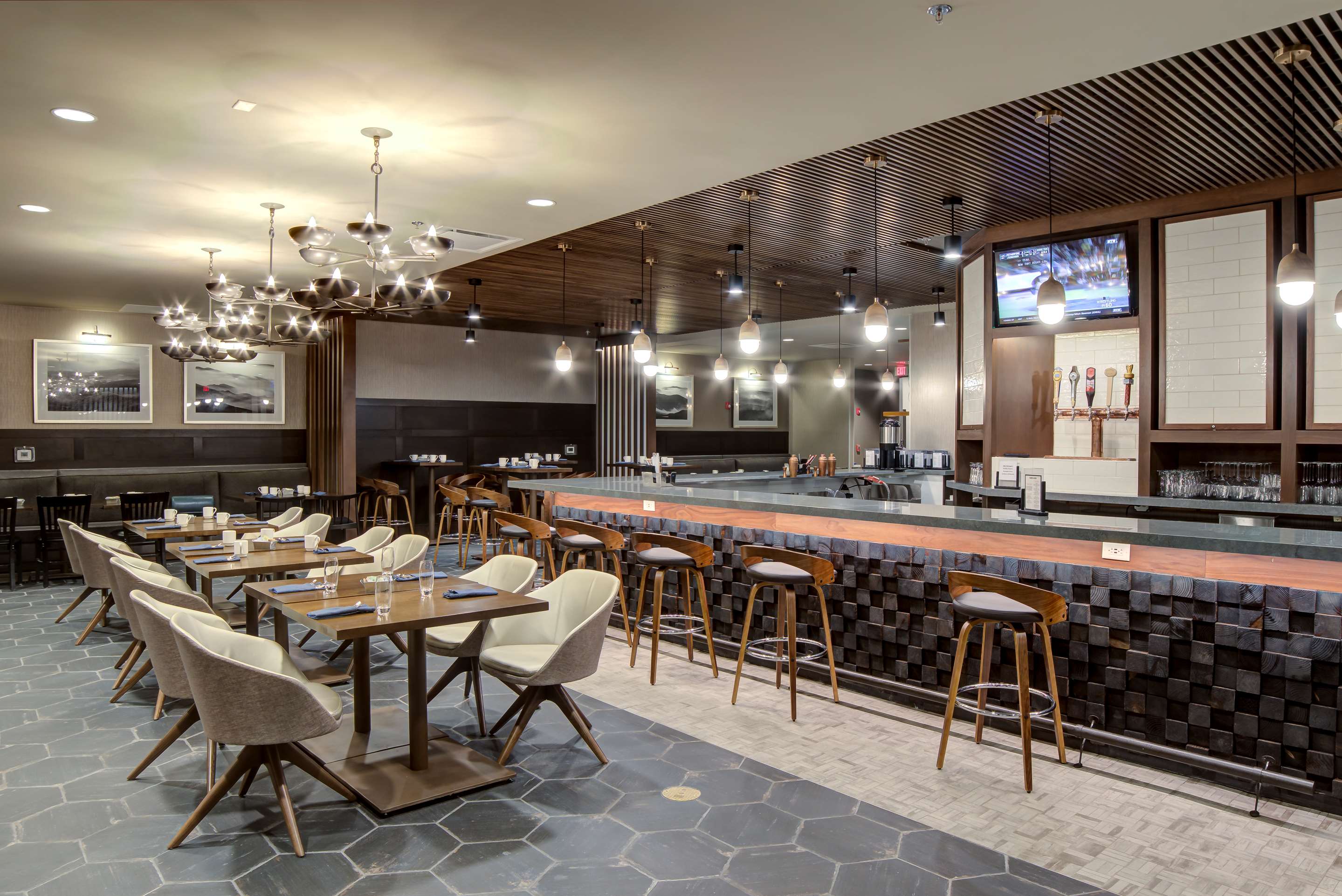 Restaurant | Doubletree by Hilton Harrisonburg