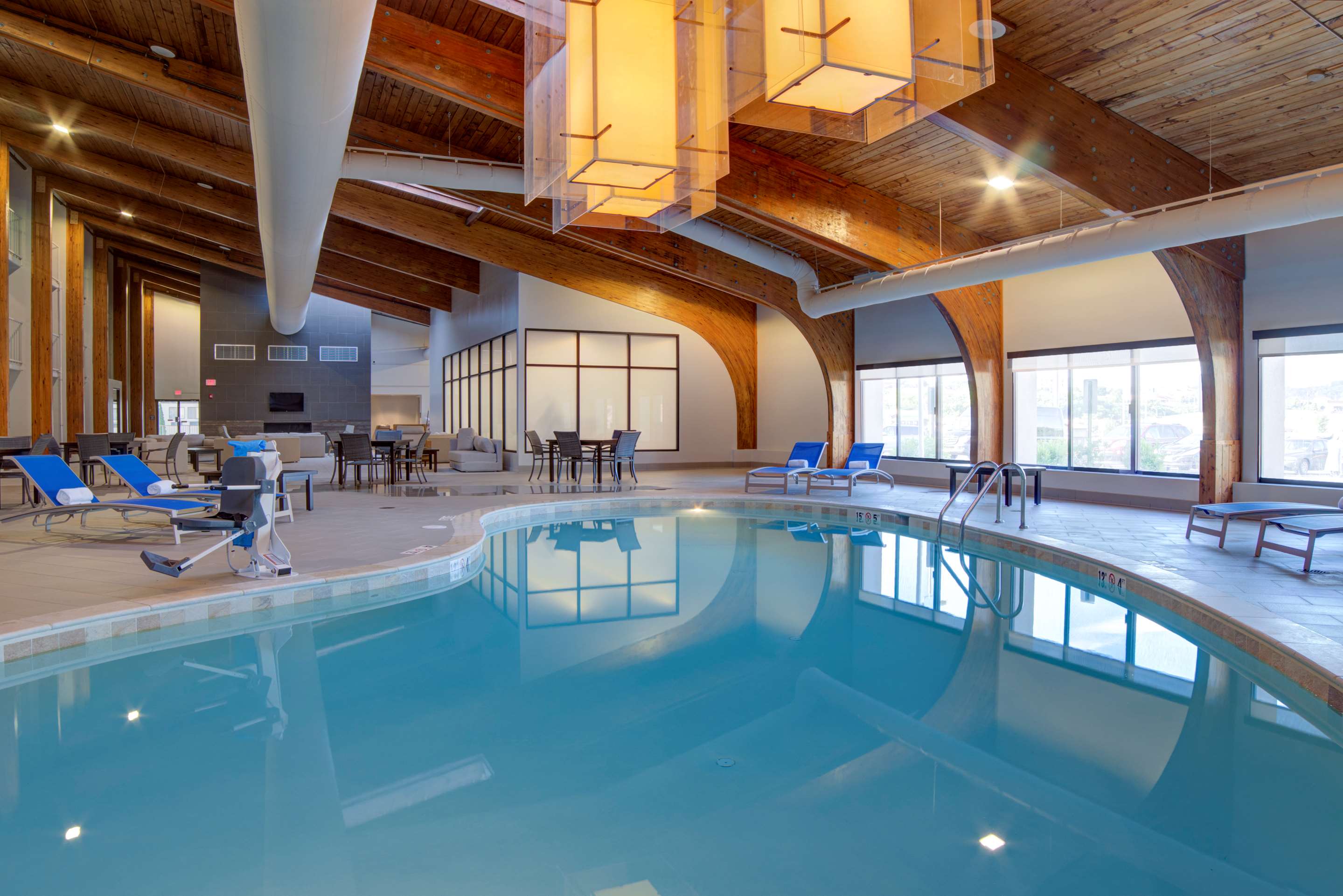 Pool | Doubletree by Hilton Harrisonburg