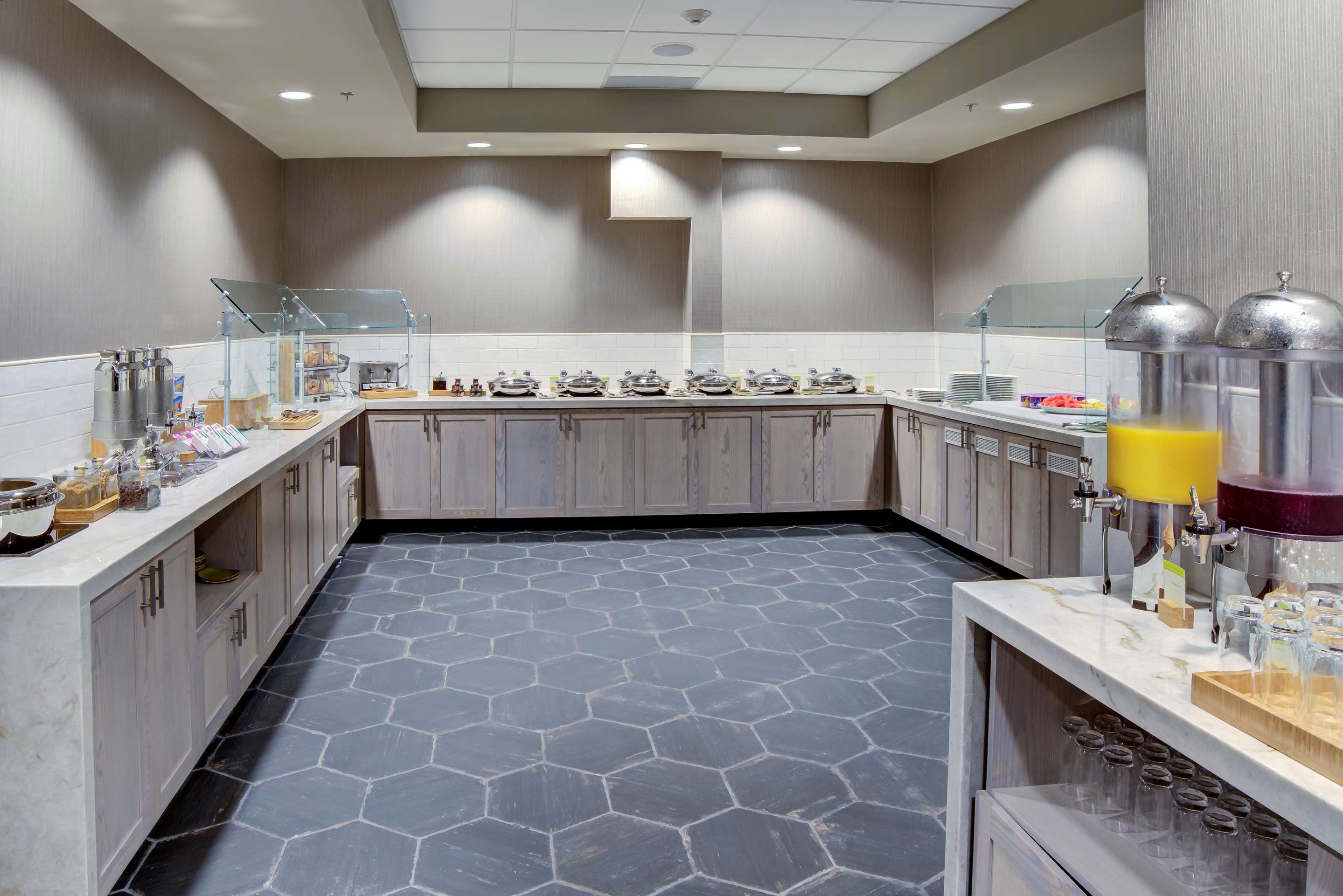 Restaurant | Doubletree by Hilton Harrisonburg