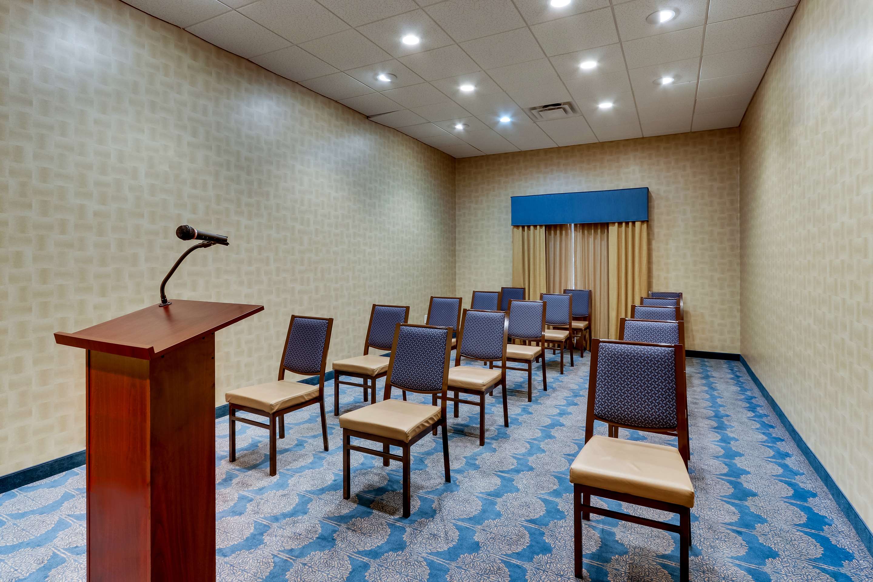 Meeting Room | Hampton Inn & Suites Hartsville