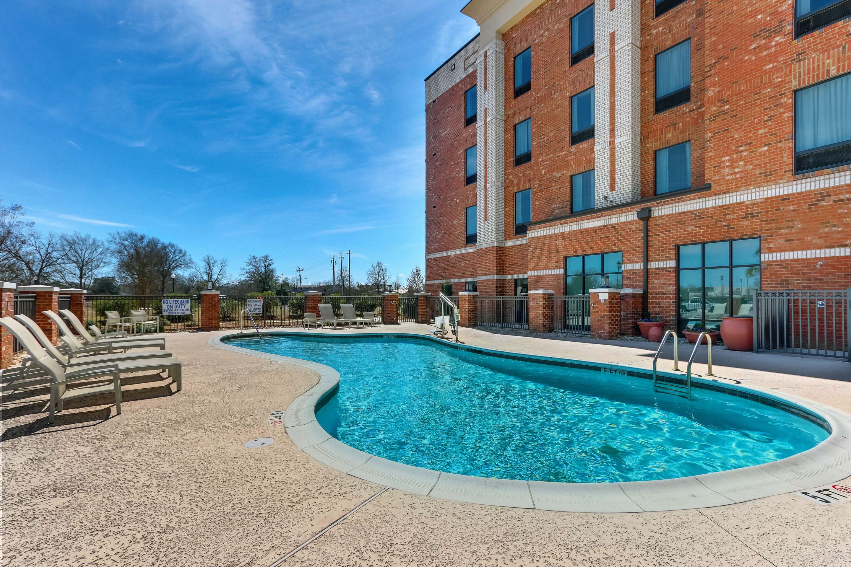 Pool | Hampton Inn & Suites Hartsville