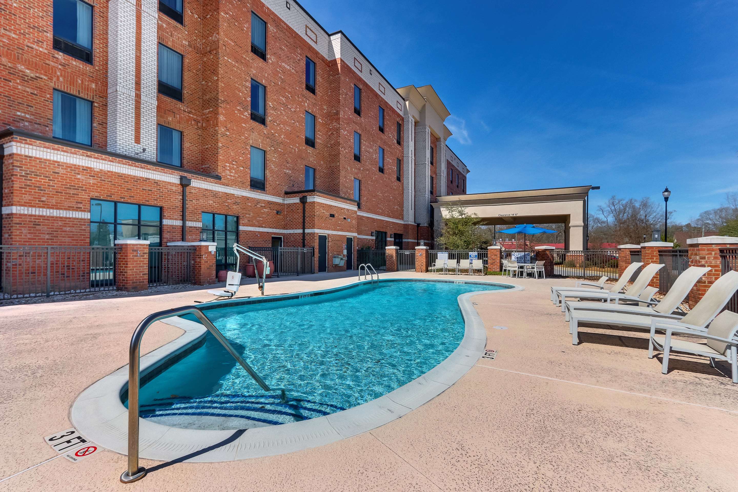 Pool | Hampton Inn & Suites Hartsville