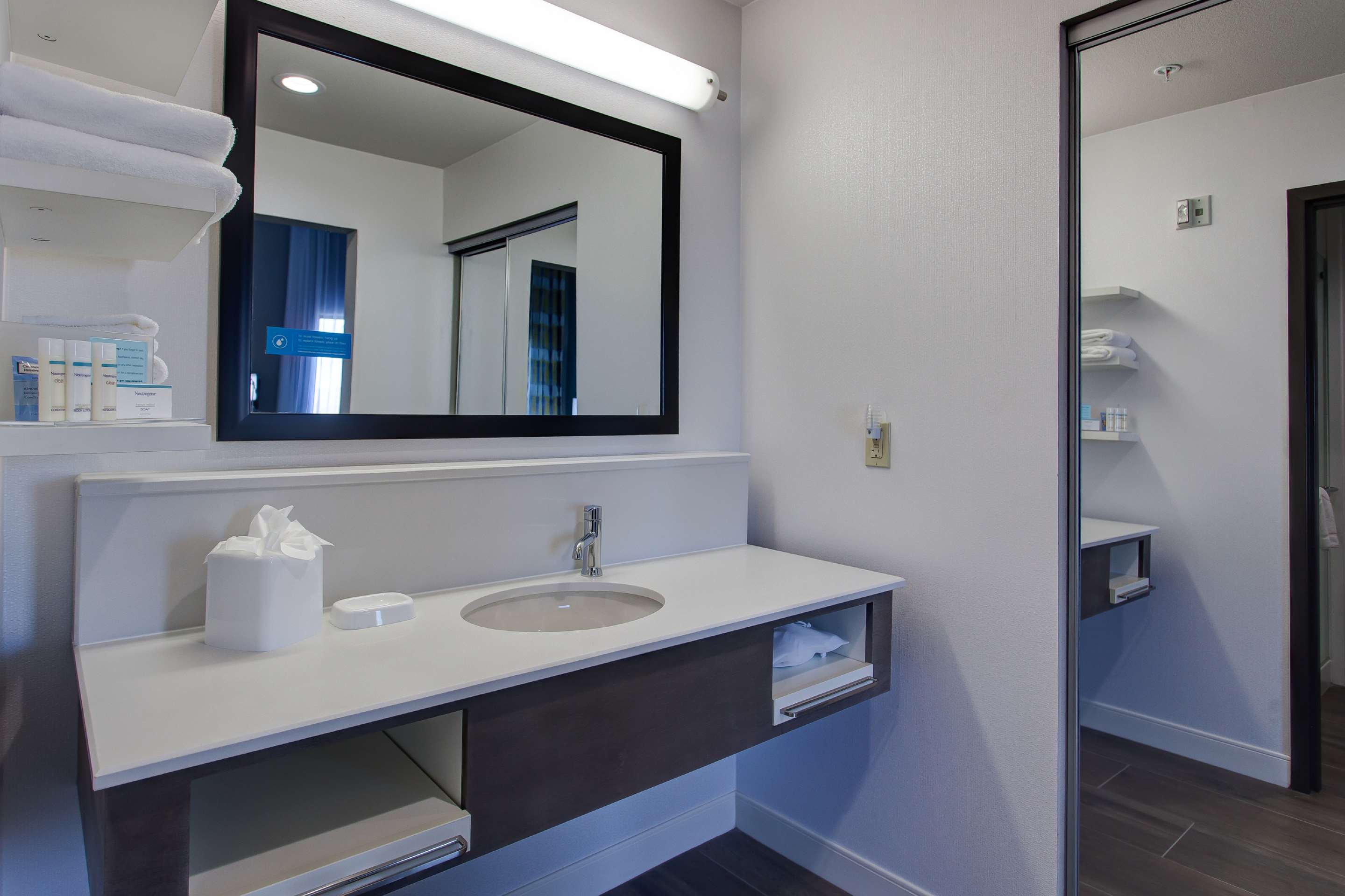Guest room bath