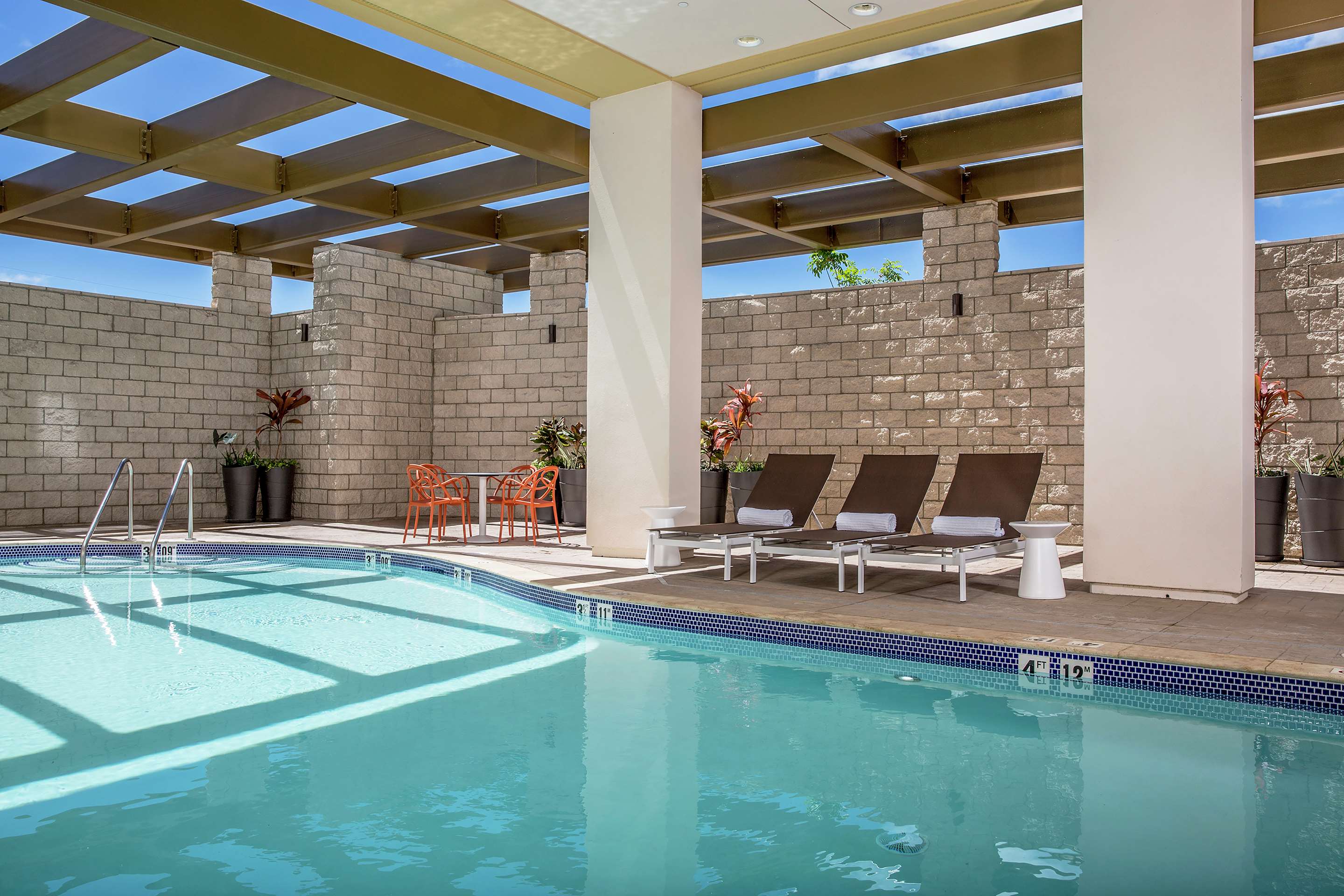 Pool | Hampton Inn & Suites Oahu/Kapolei
