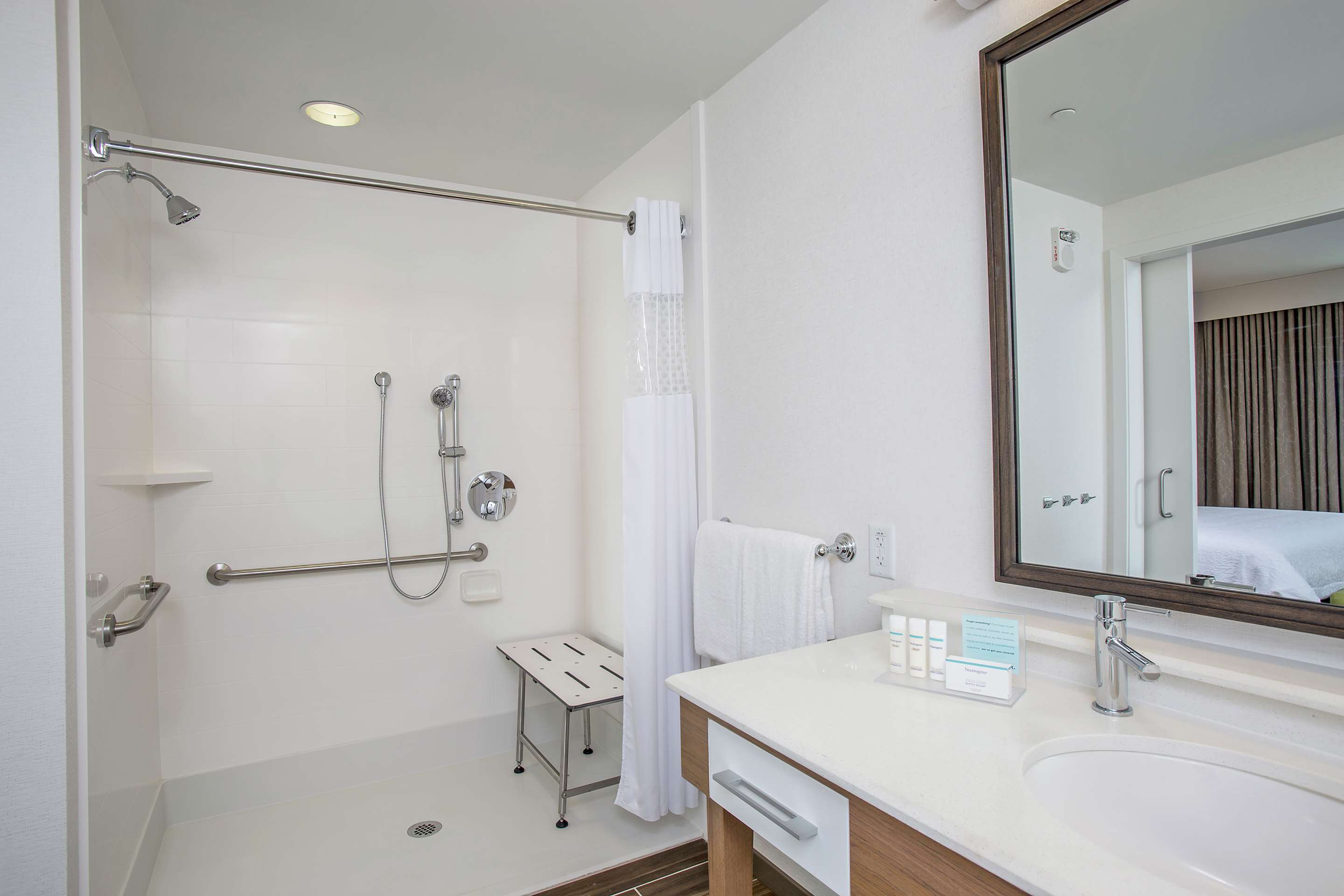 Guest room bath