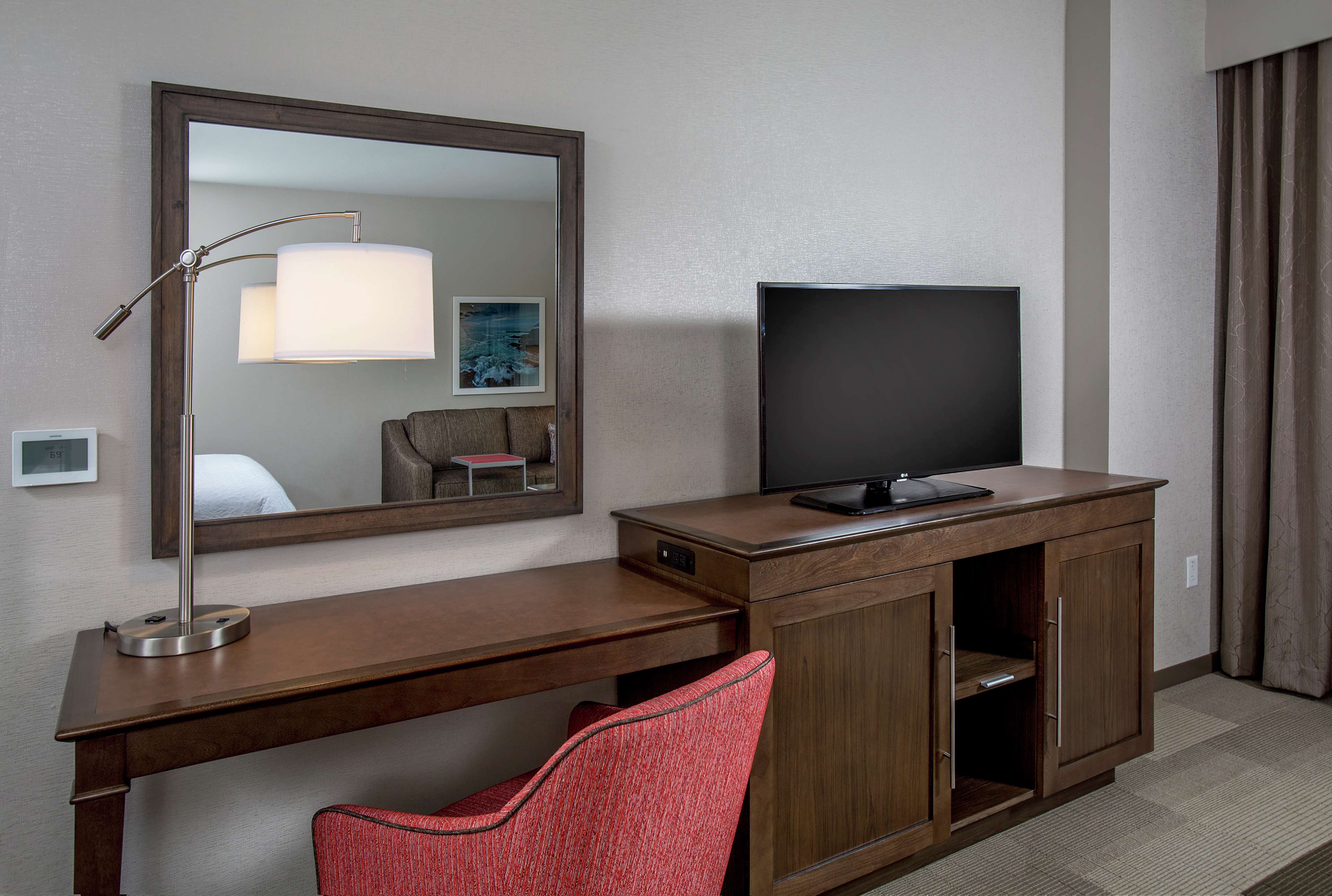 Hampton Inn & Suites by Hilton Oahu/Kapolei Room Type - 1 KING SFBD FRIDGE  NS