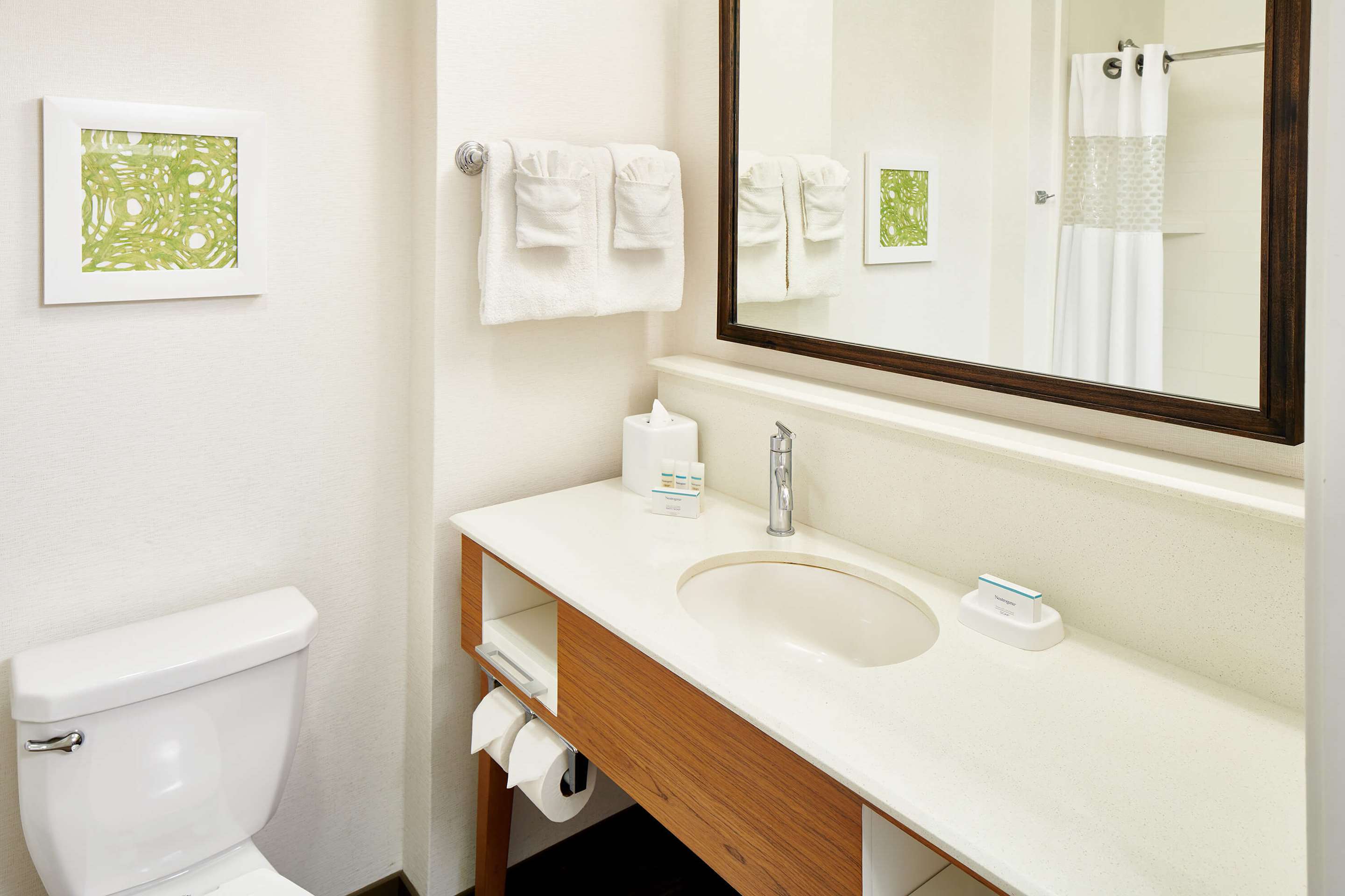 Guest room bath