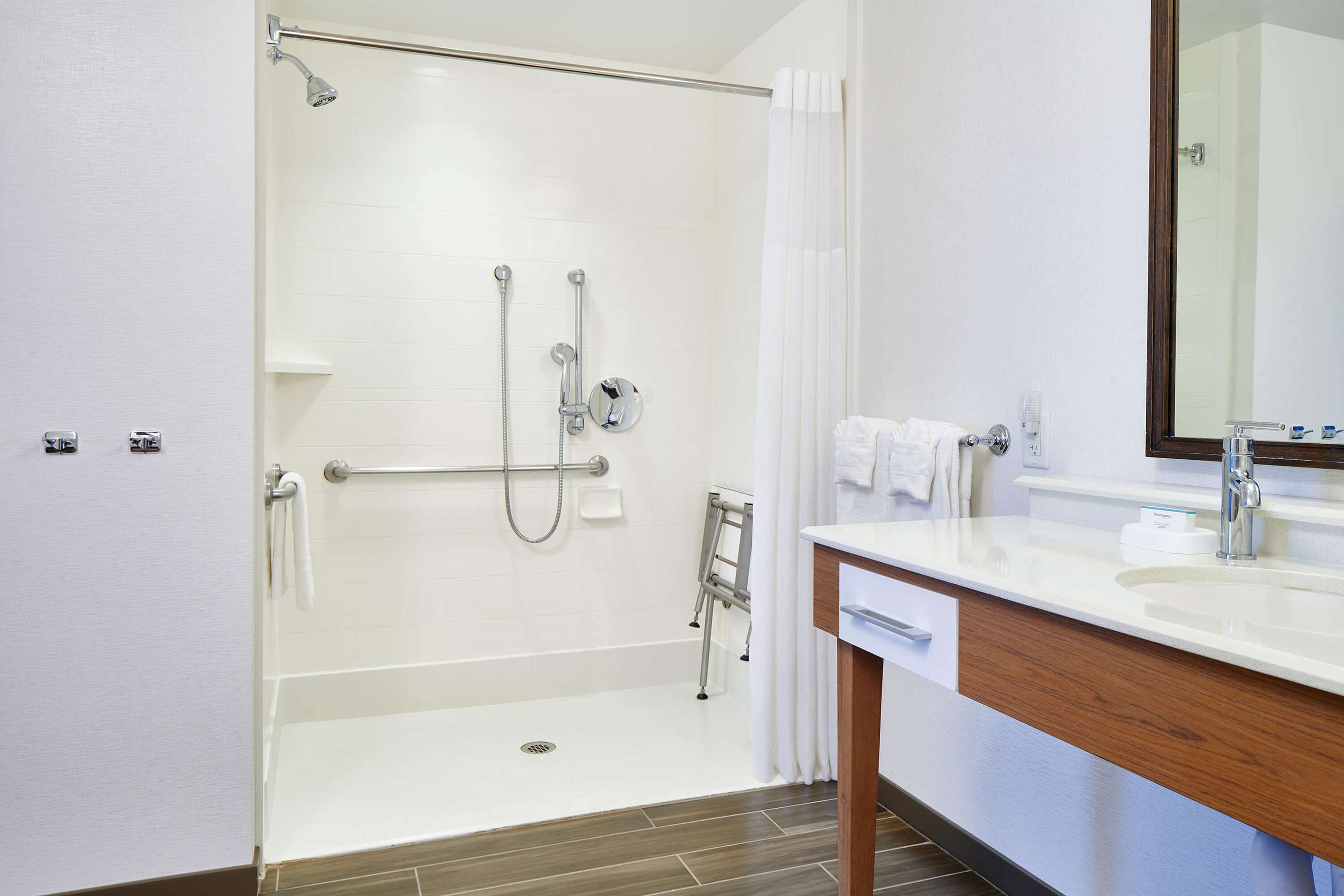 Guest room bath