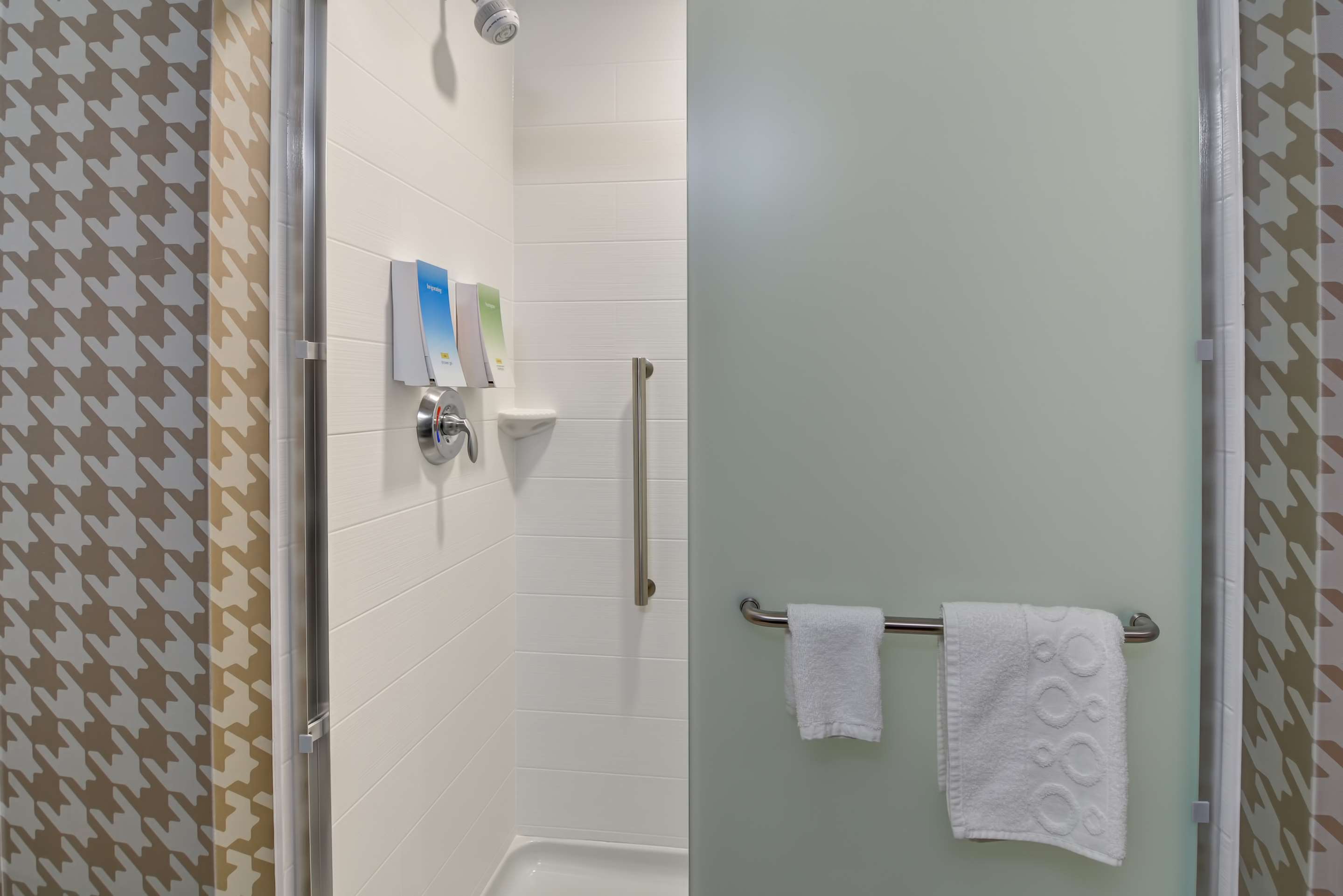 Guest room bath