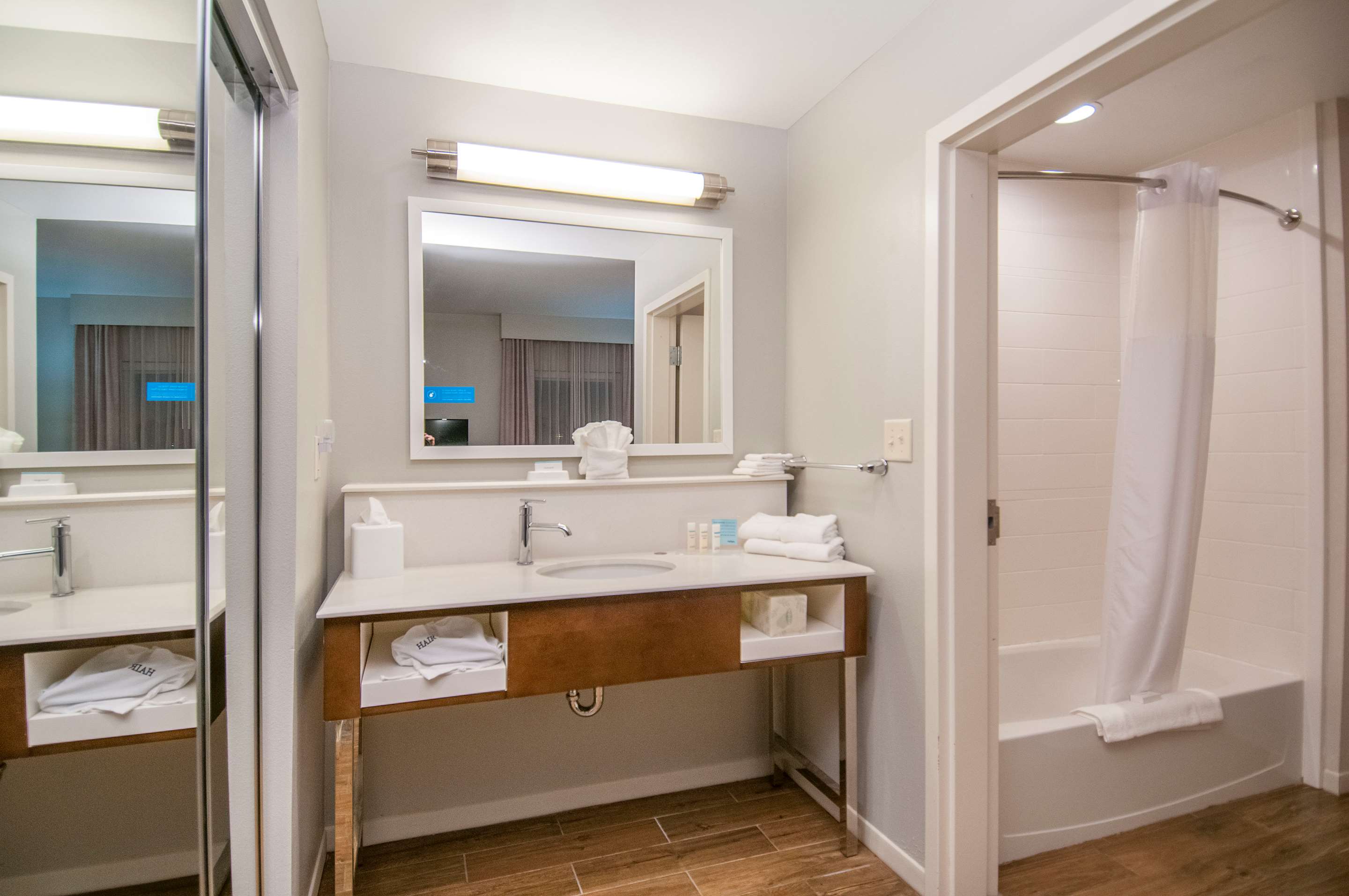 Guest room bath
