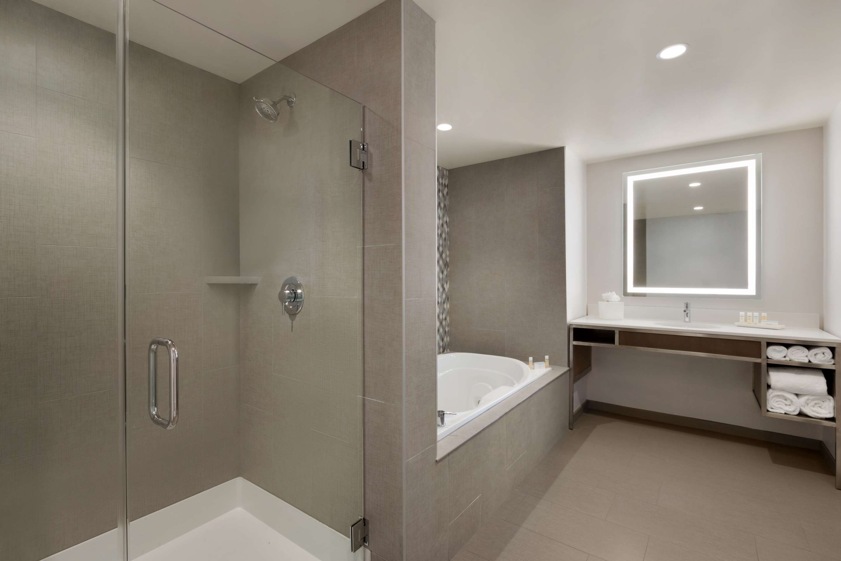 Guest room bath