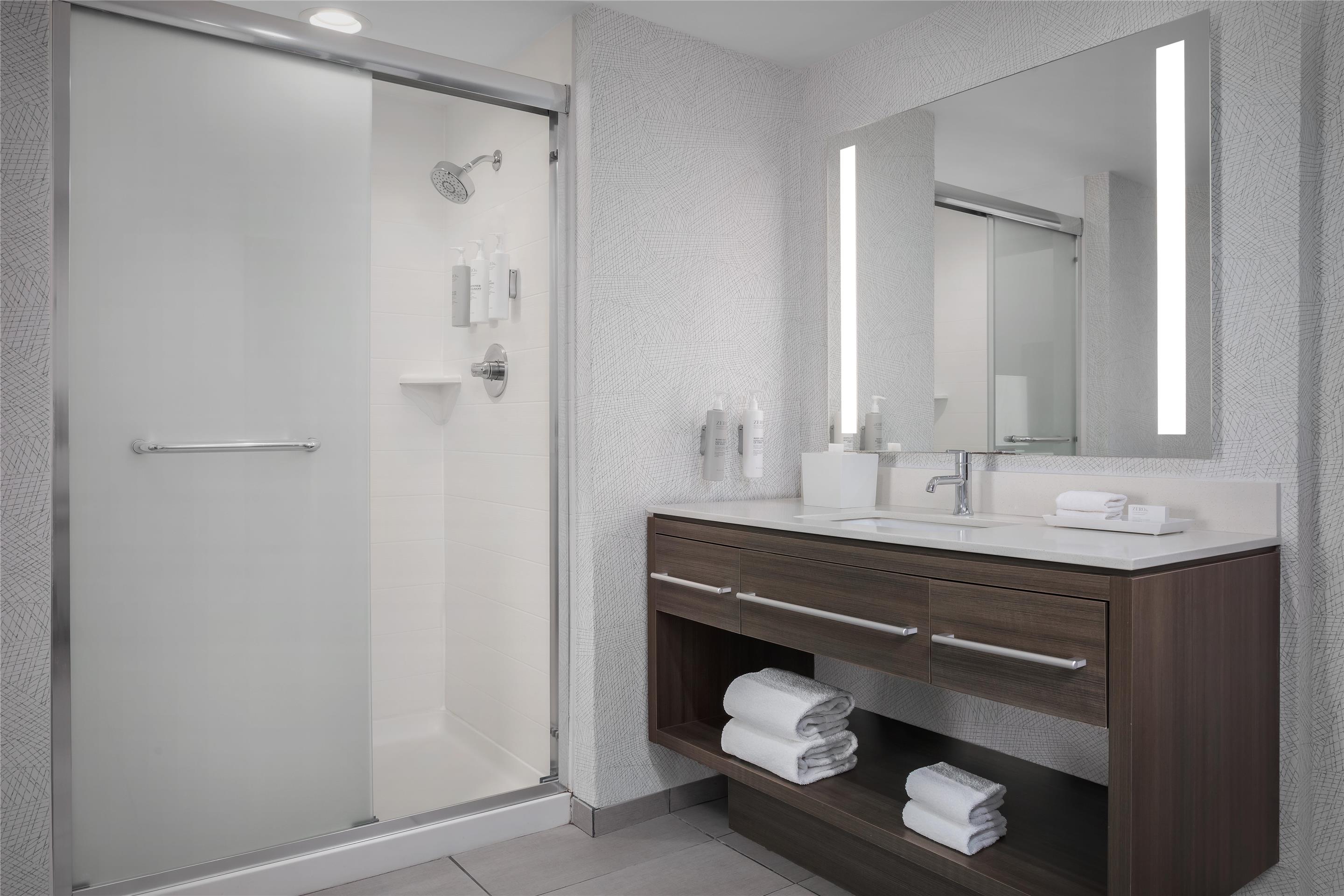 Guest room bath