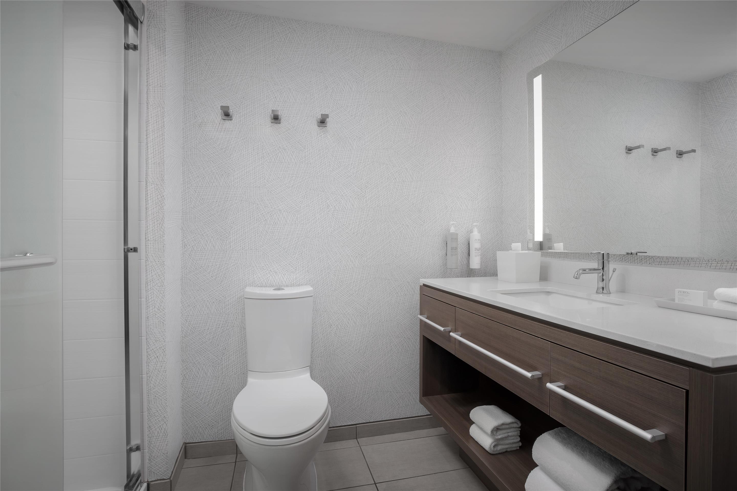 Guest room bath